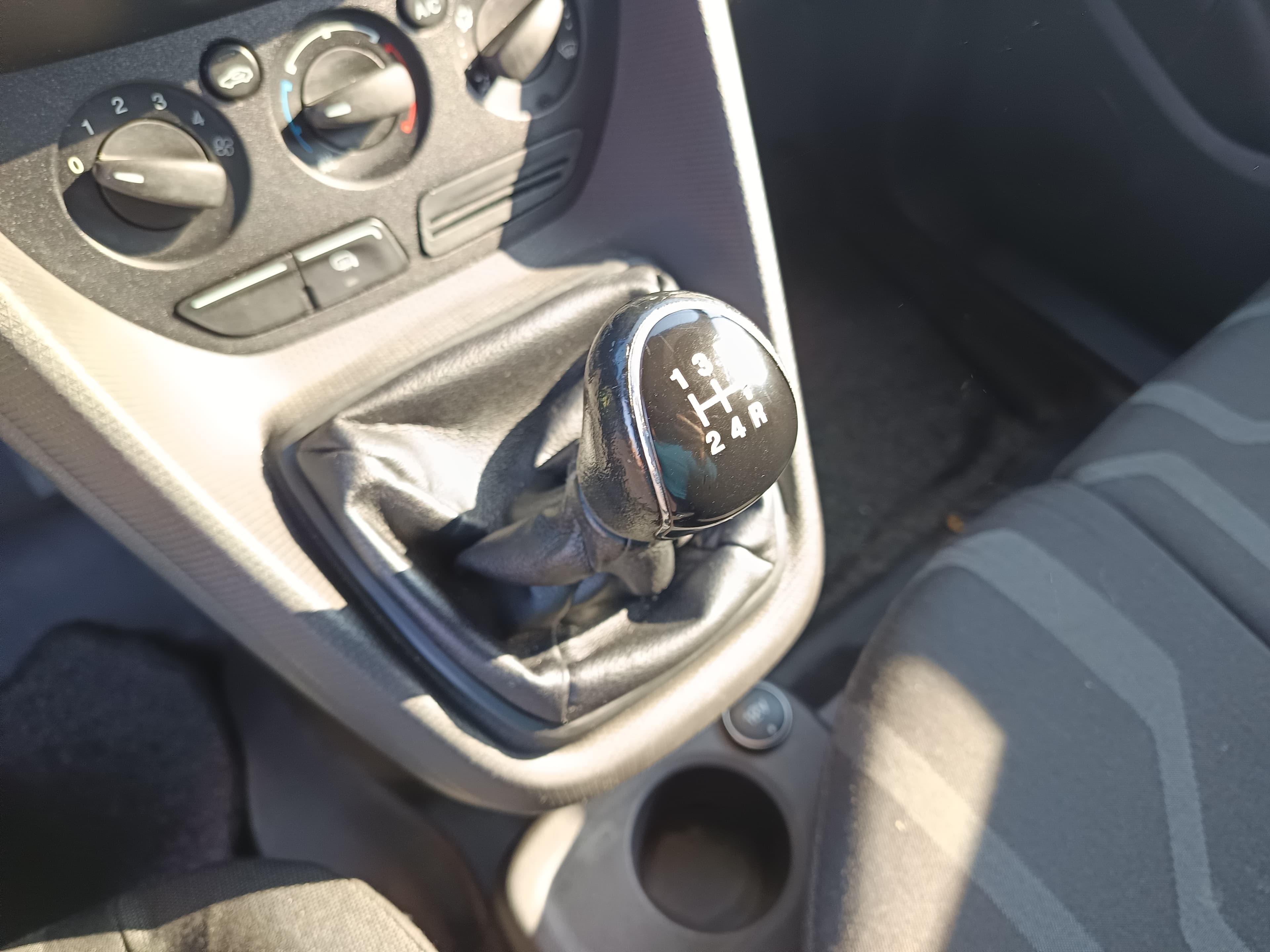 Ford Transit Connect · Ano 2014 — imagem 39