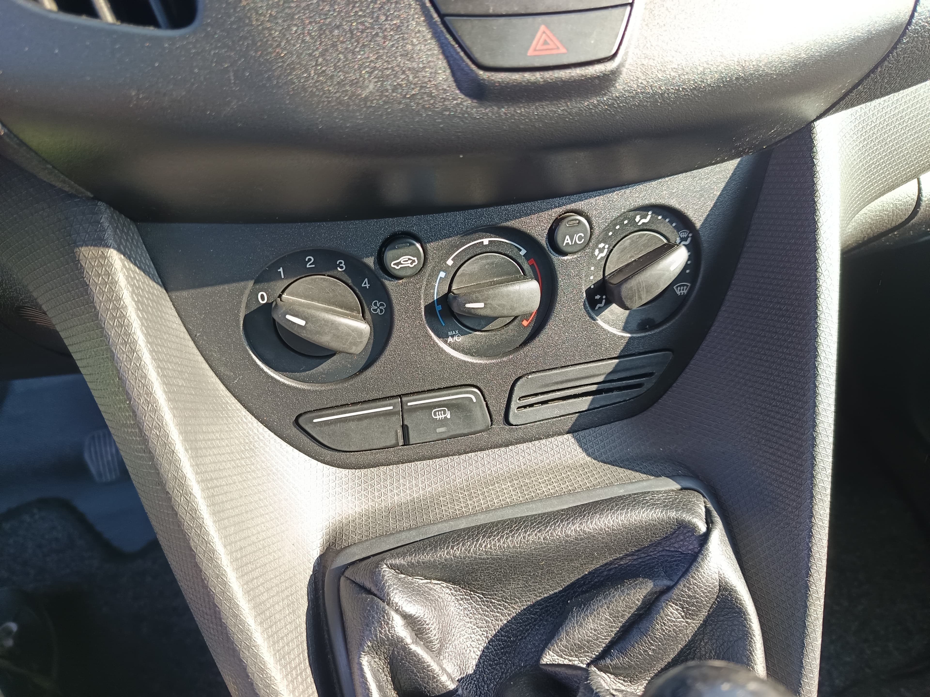 Ford Transit Connect · Ano 2014 — imagem 38
