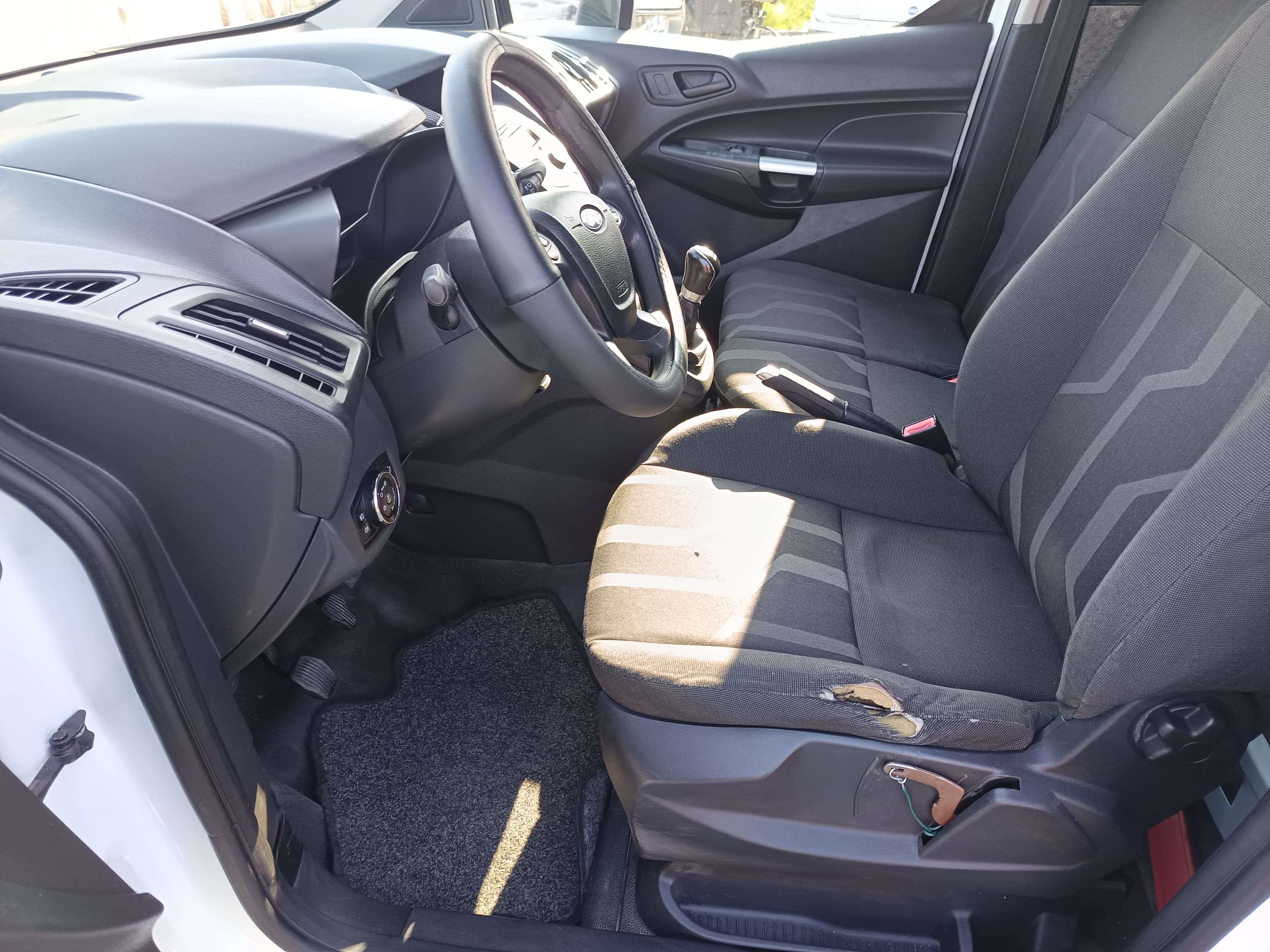 Ford Transit Connect · Ano 2014 — imagem 28