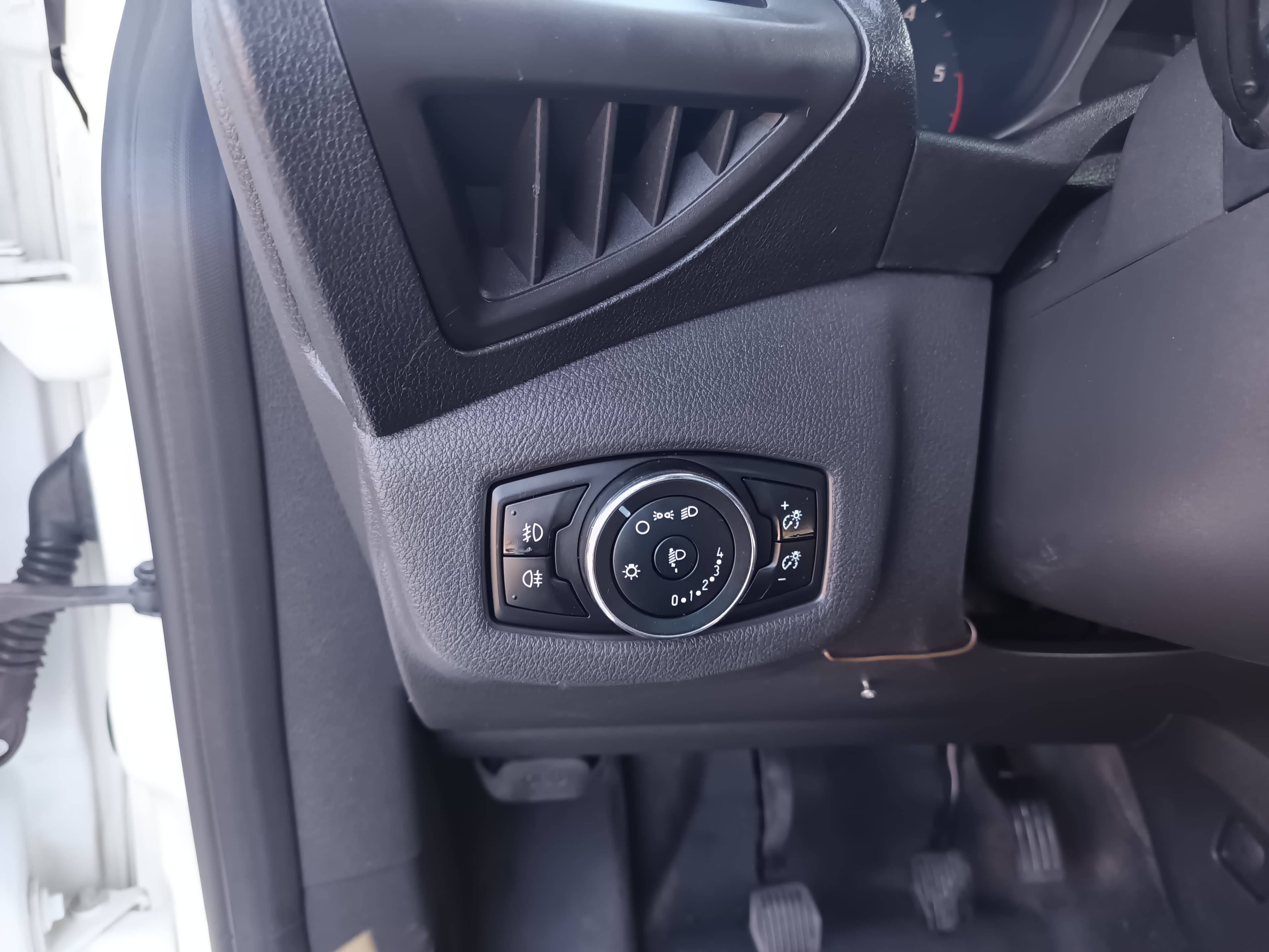 Ford Transit Connect · Ano 2014 — imagem 37