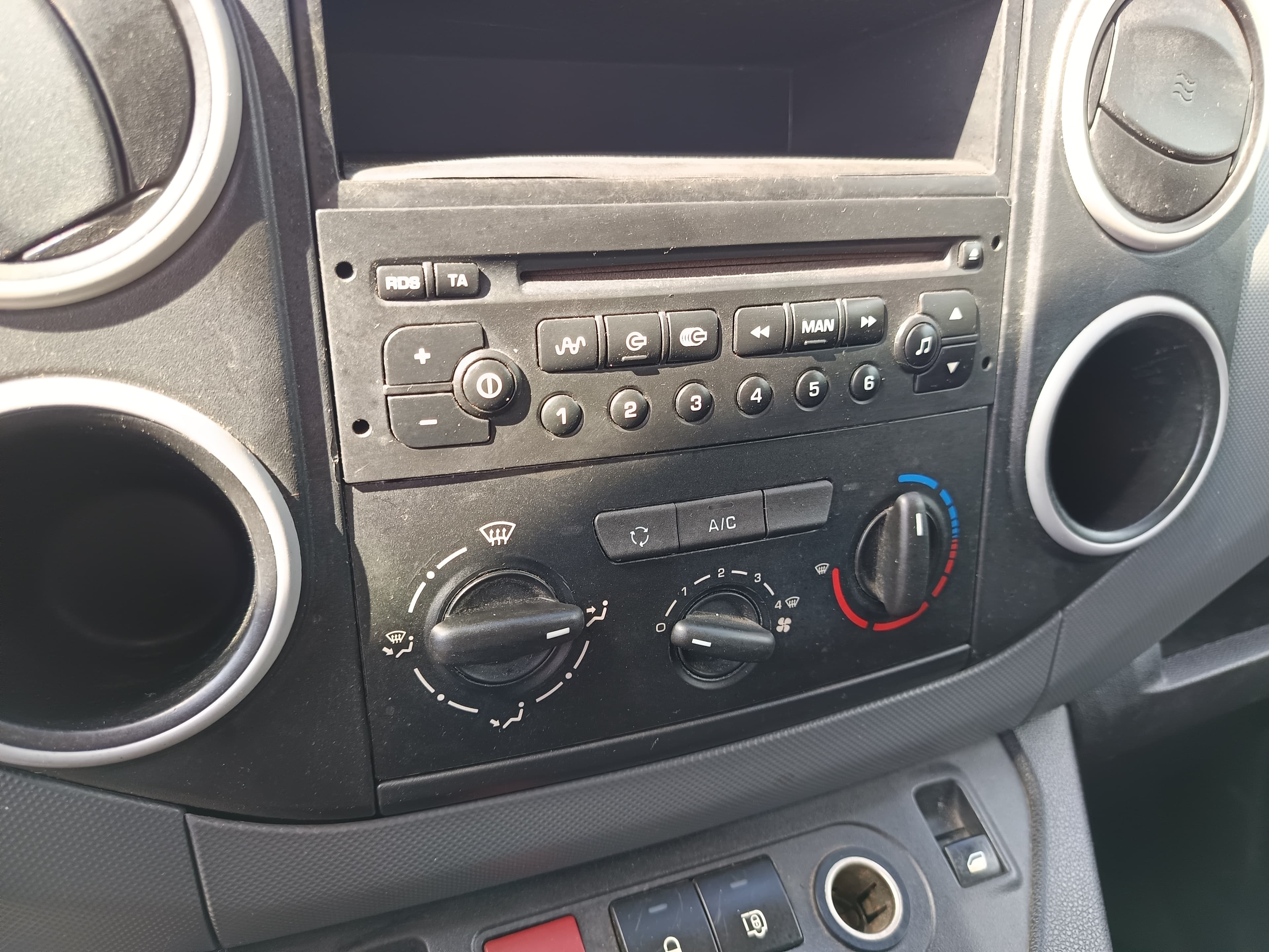 Citroën Berlingo · Ano 2015 — imagem 34