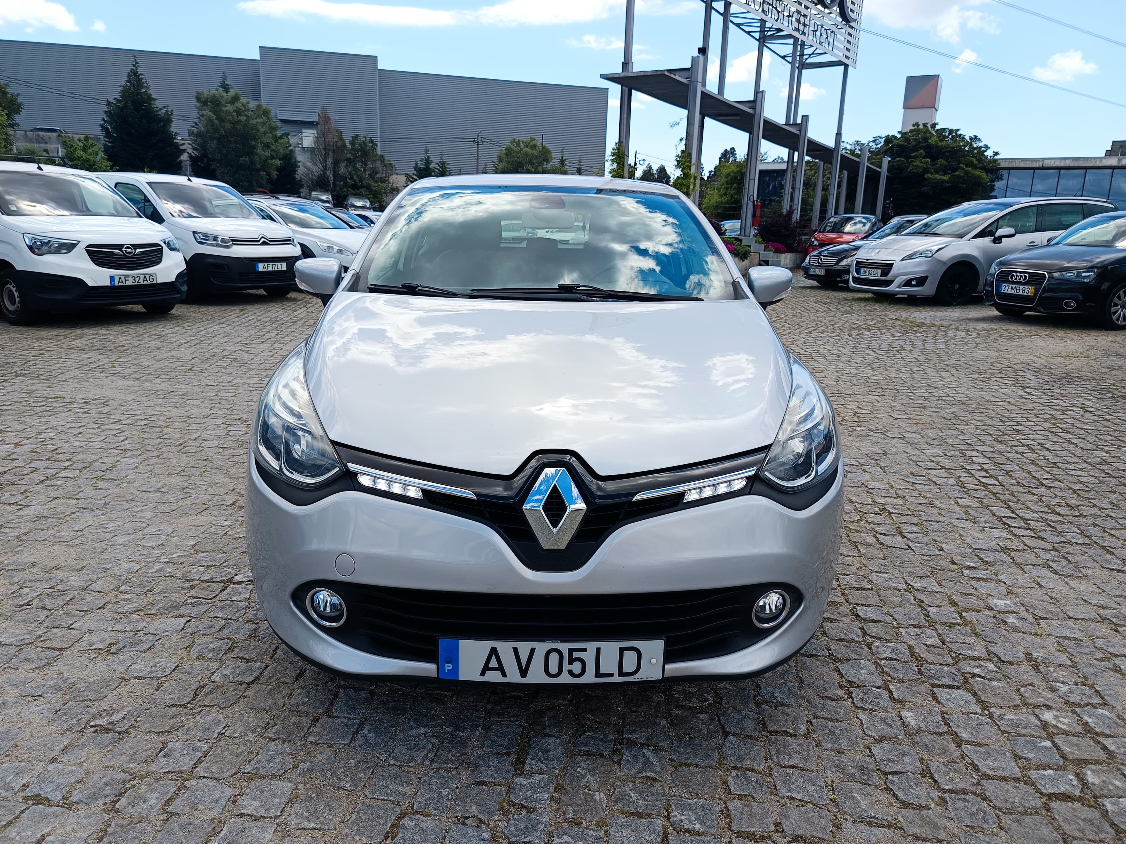 Renault Clio · Year 2015 — image 2