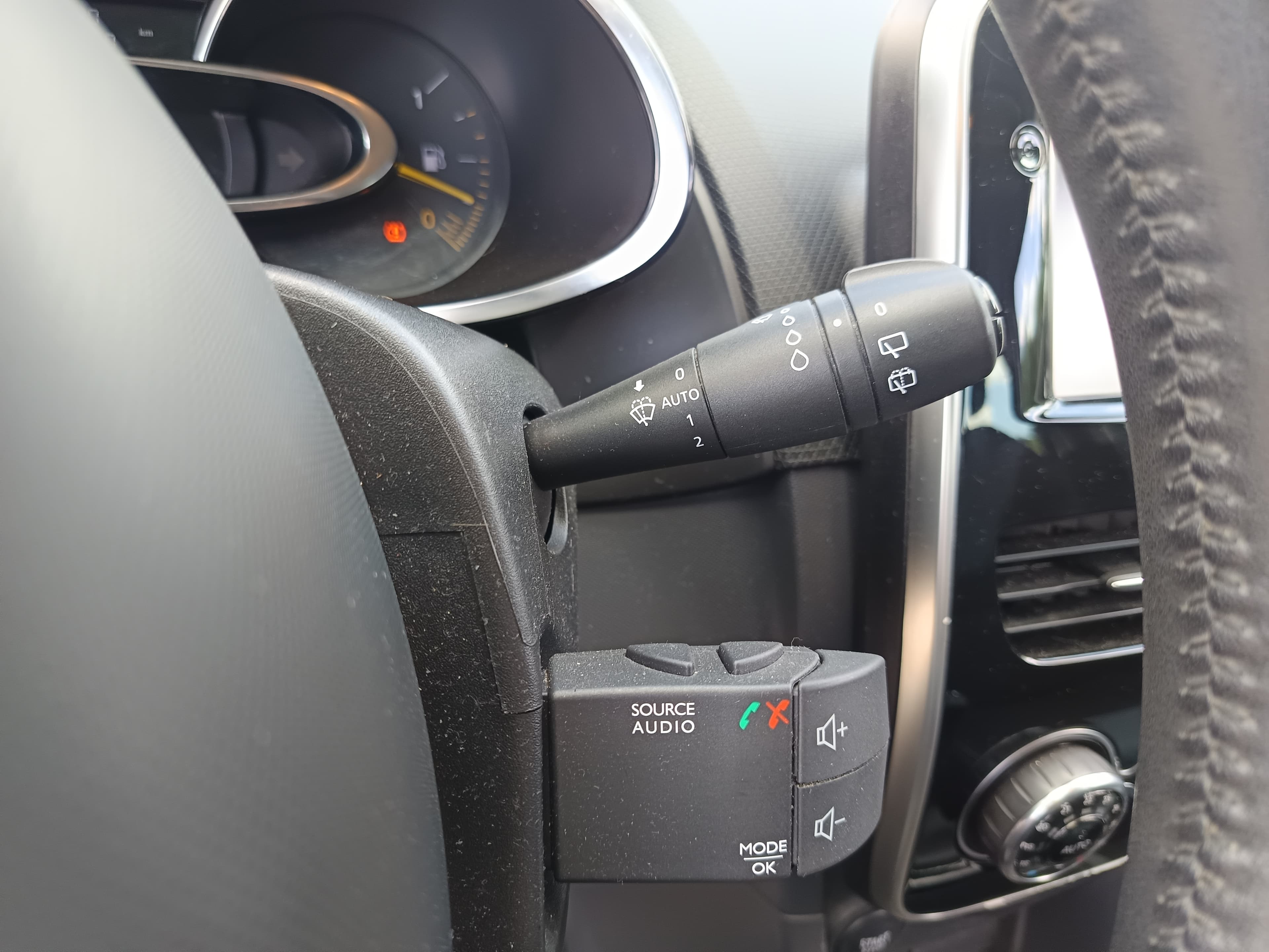 Renault Clio · Year 2015 — image 38