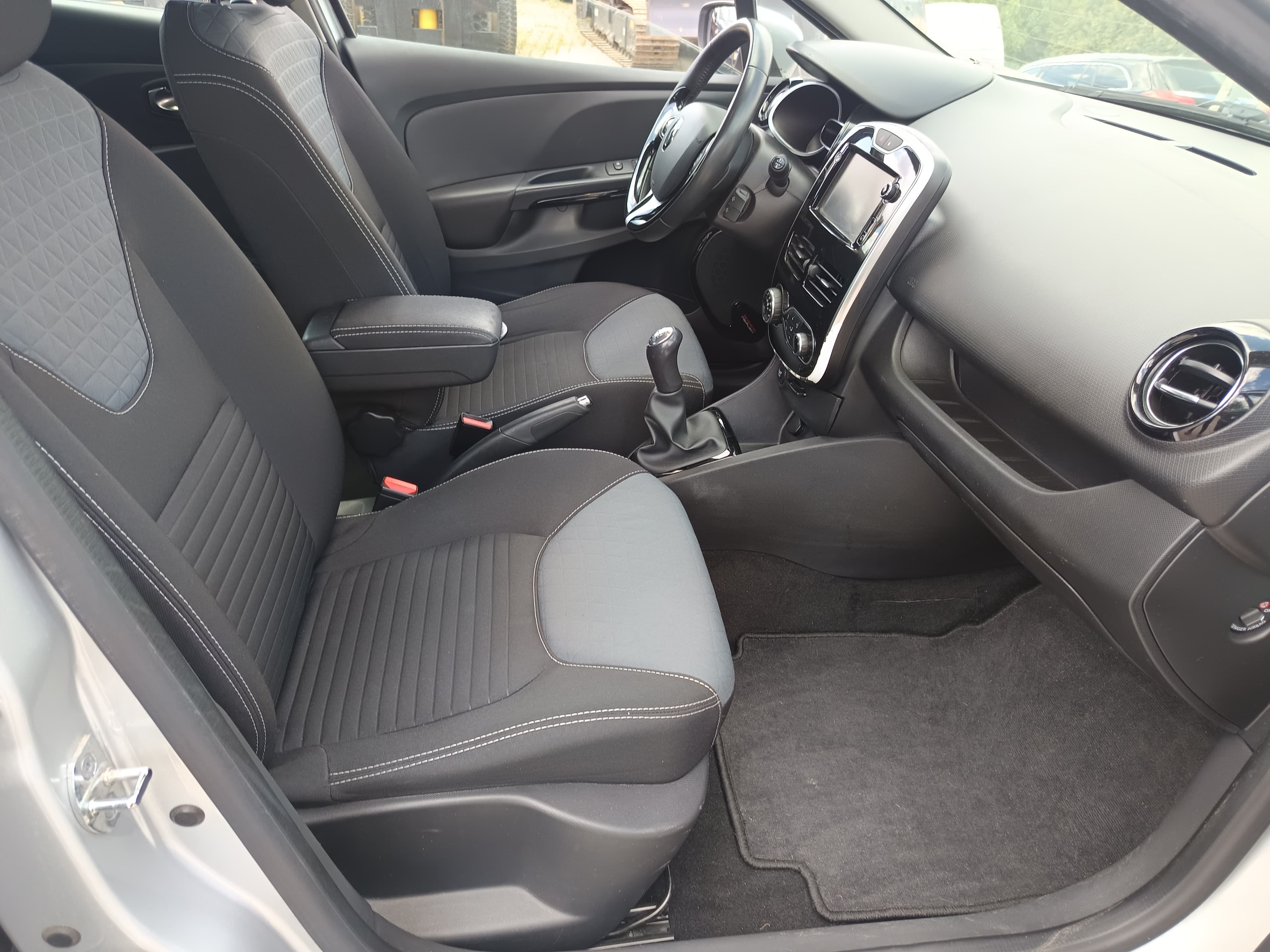 Renault Clio · Year 2015 — image 24