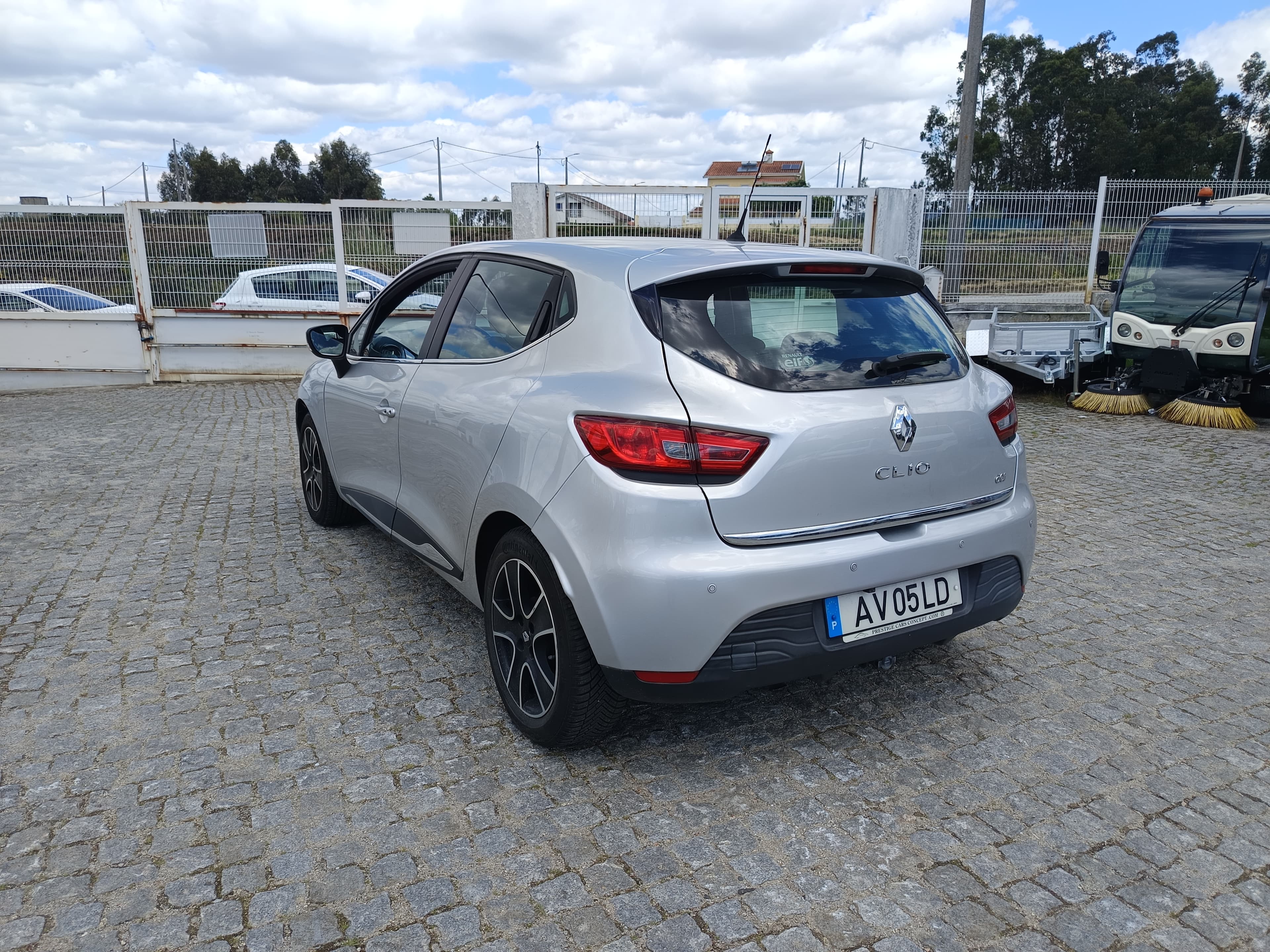 Renault Clio · Year 2015 — image 6