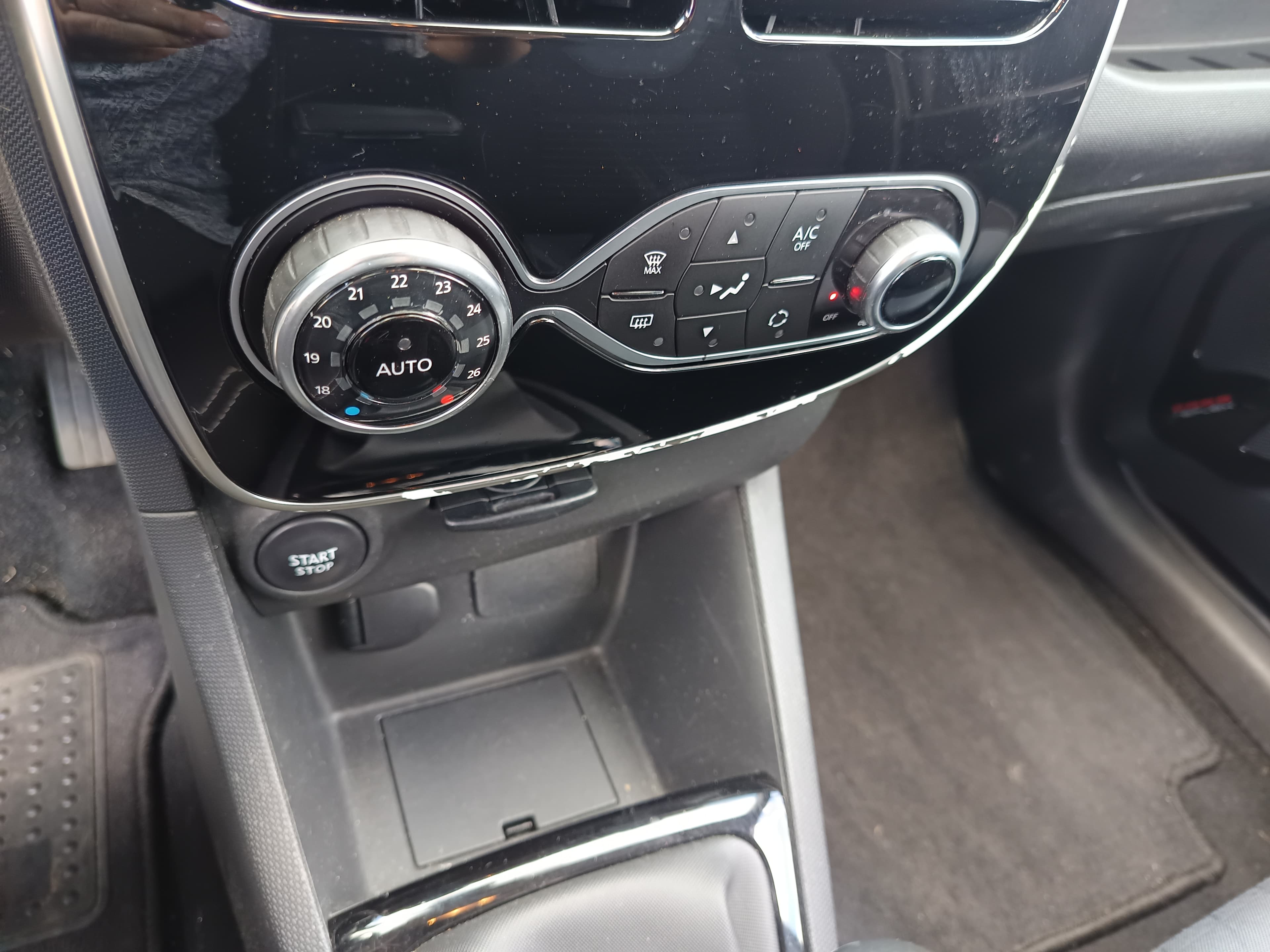 Renault Clio · Year 2015 — image 34