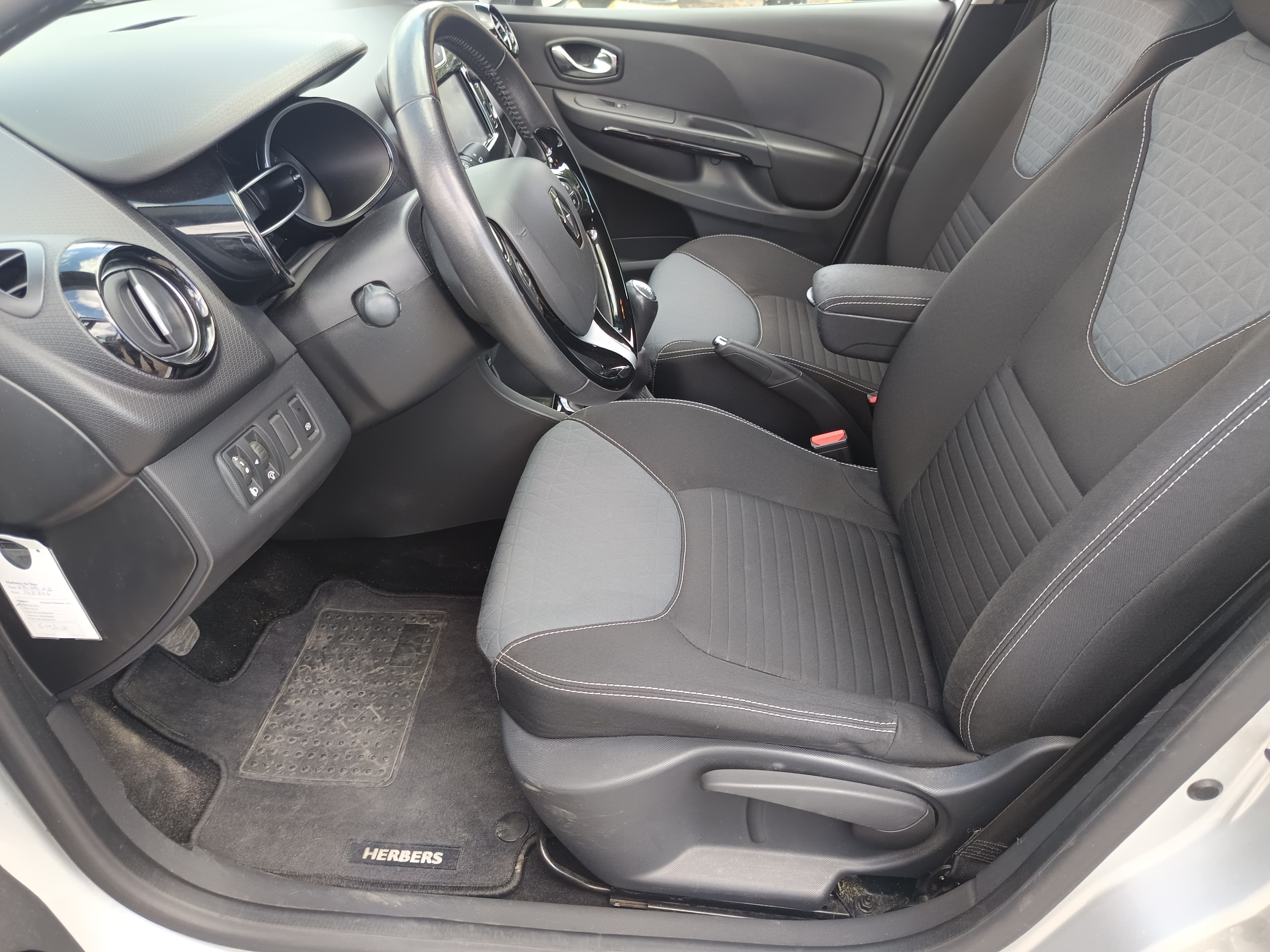 Renault Clio · Year 2015 — image 30