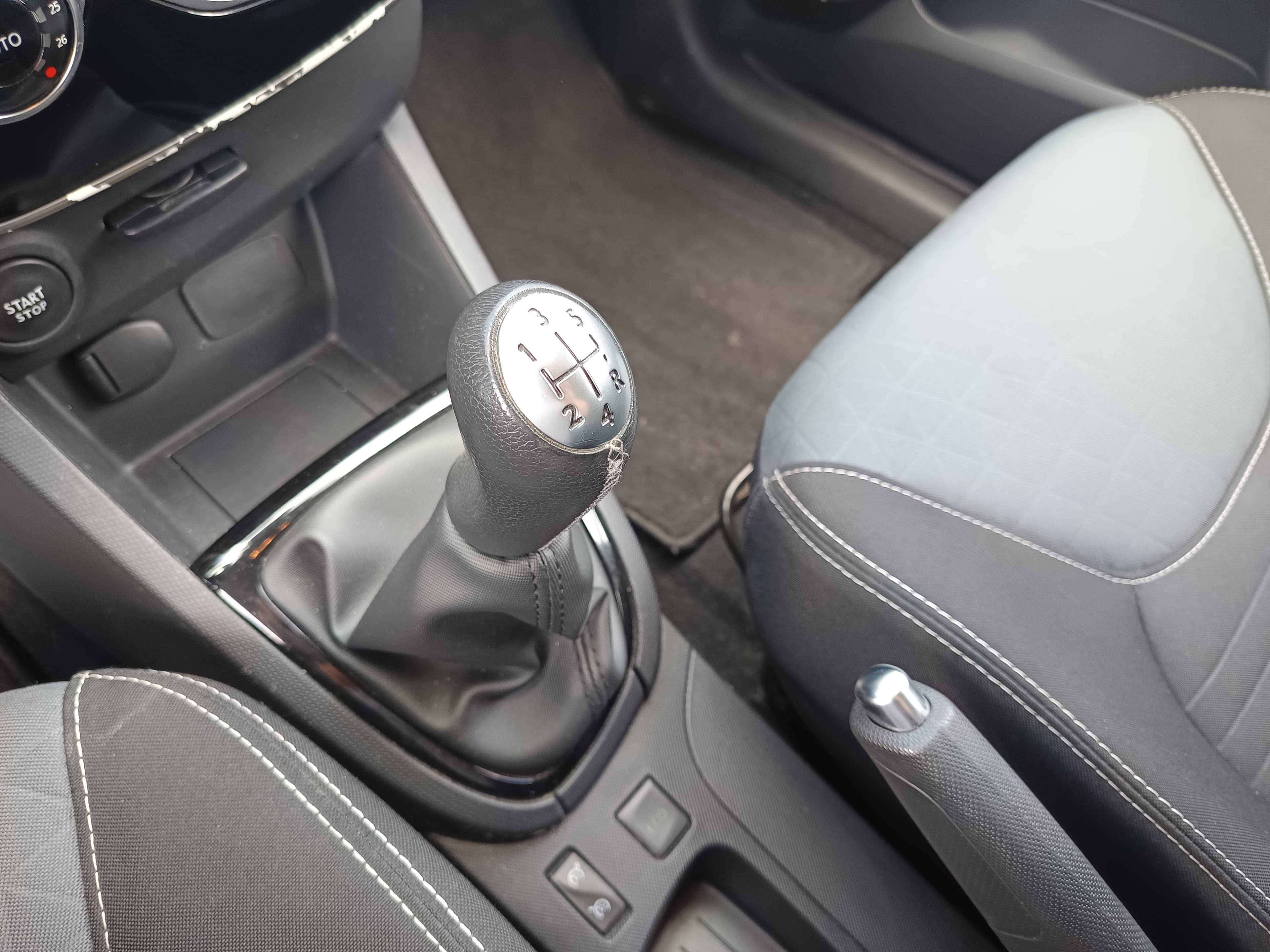 Renault Clio · Year 2015 — image 35