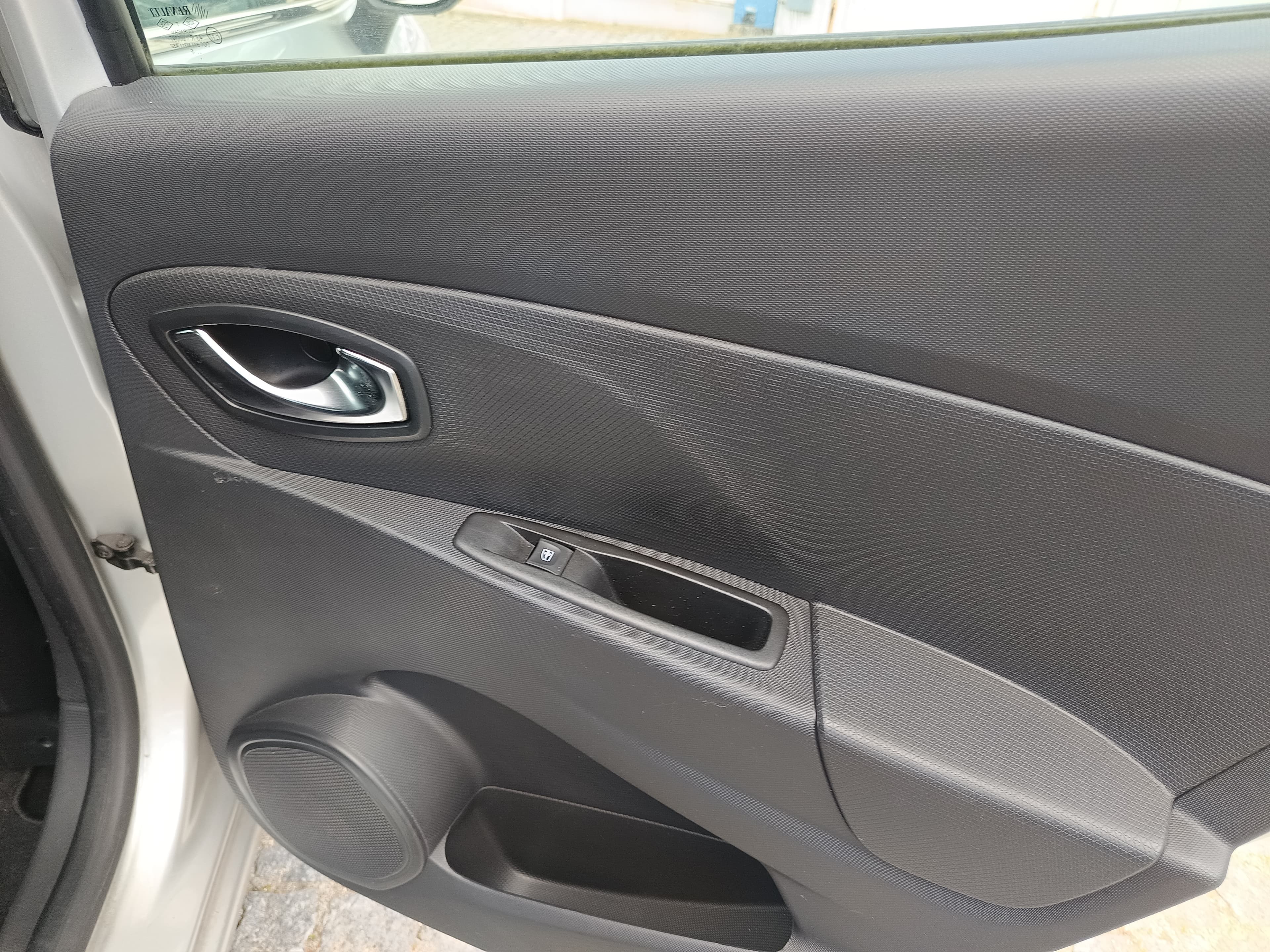 Renault Clio · Year 2015 — image 19