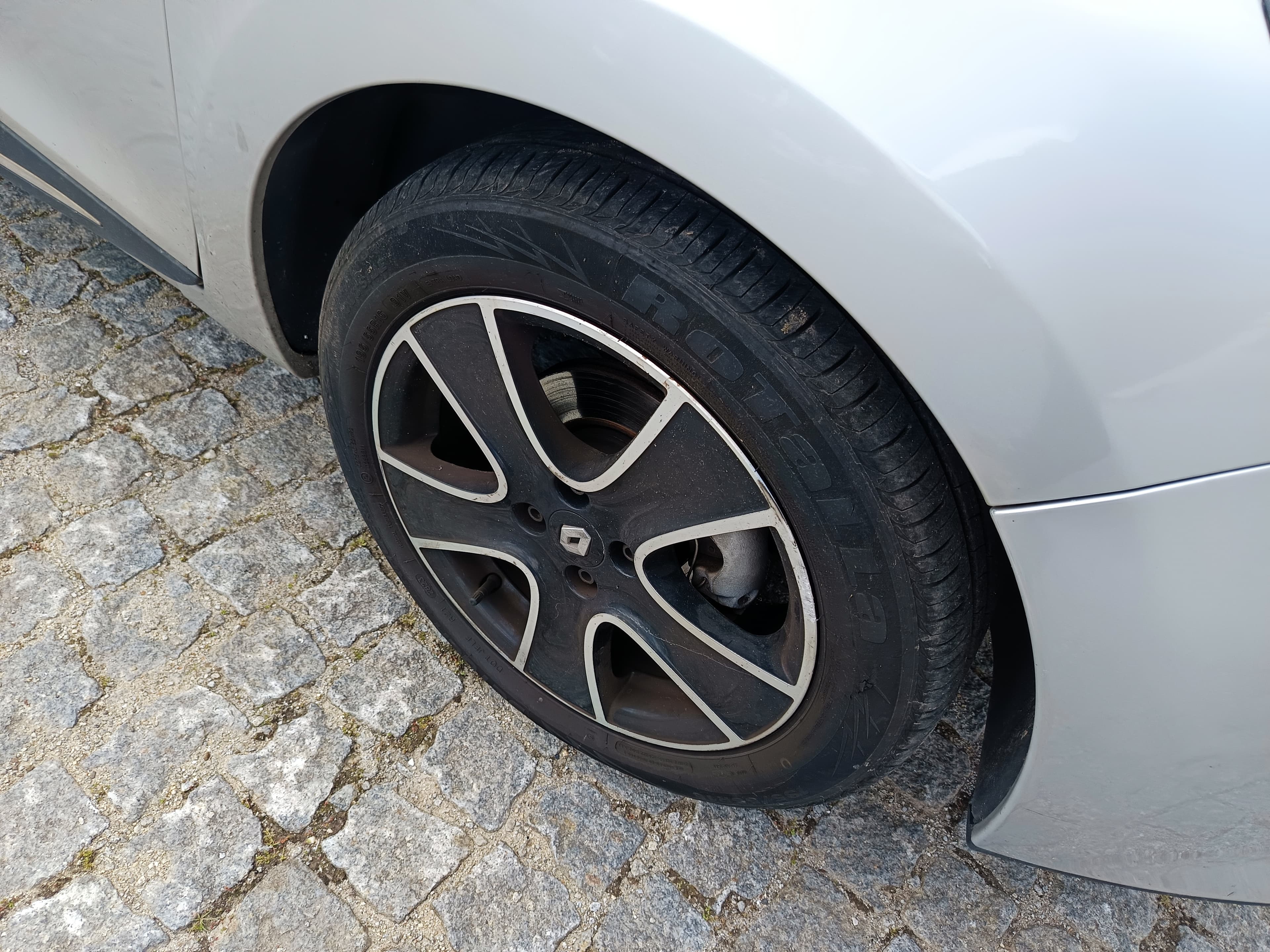 Renault Clio · Year 2015 — image 10