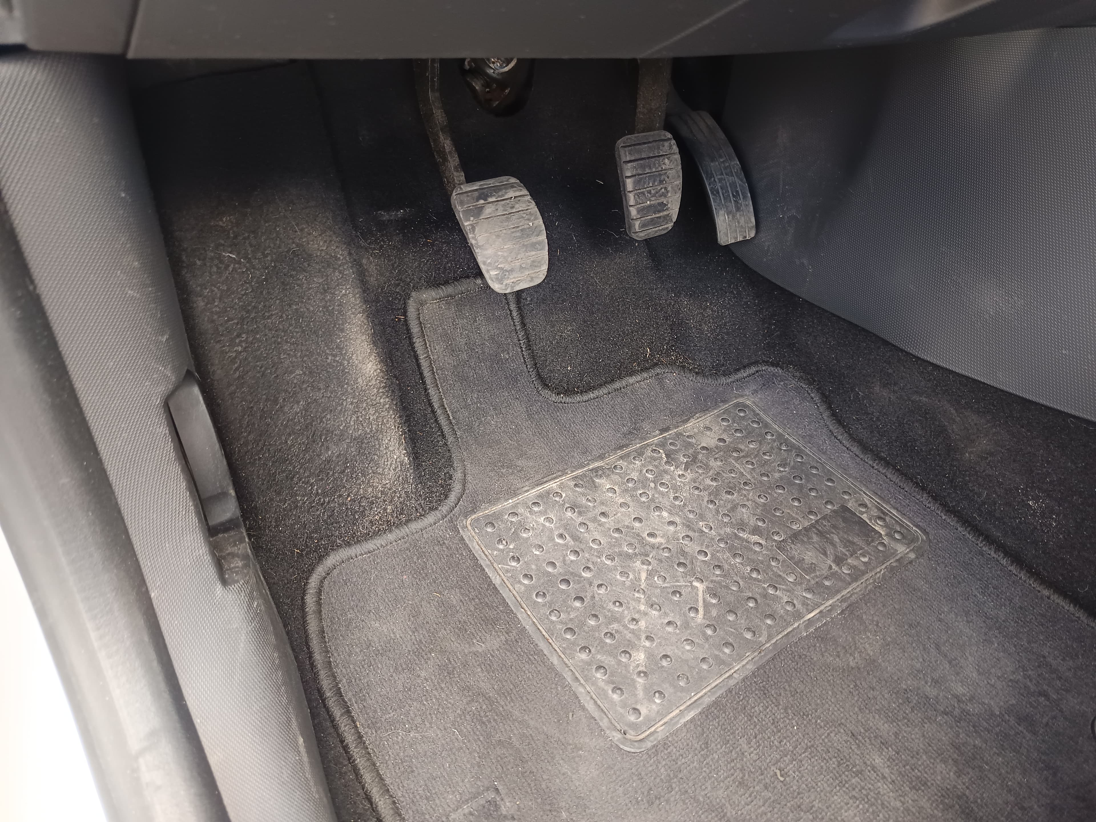 Renault Clio · Year 2015 — image 31