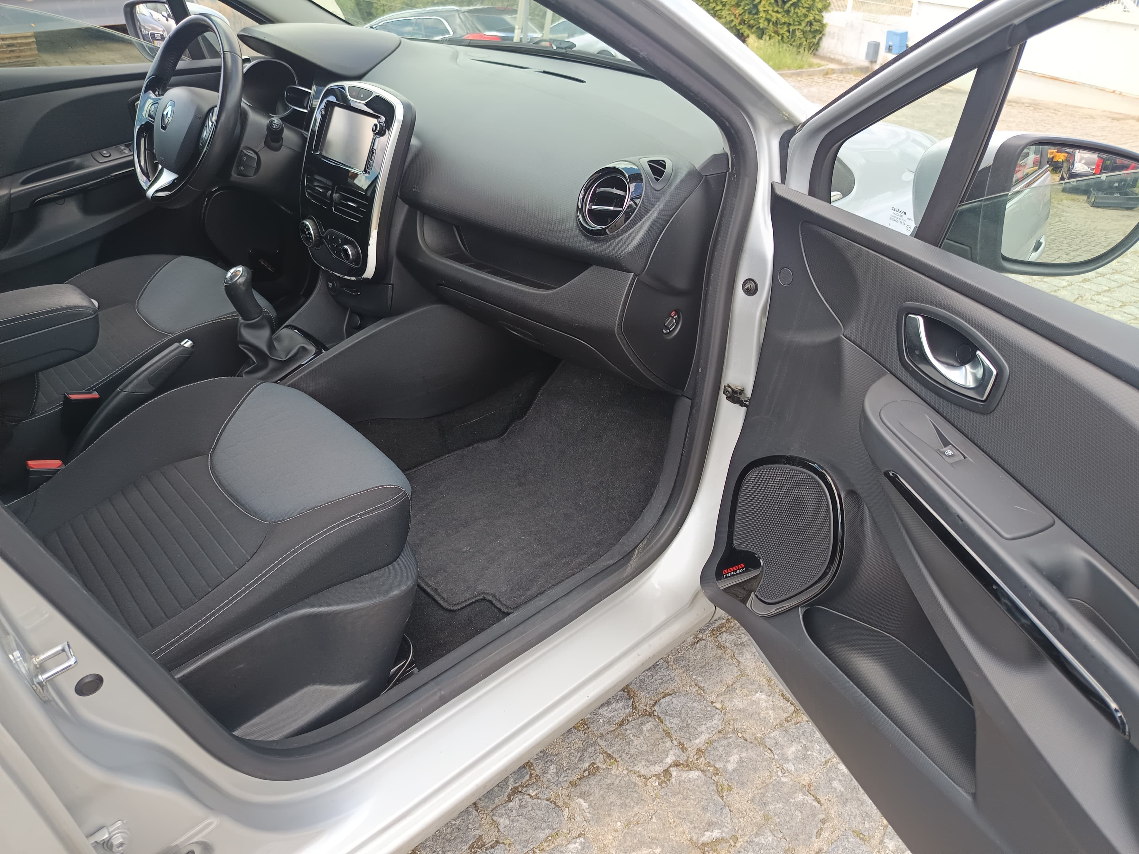 Renault Clio · Year 2015 — image 22