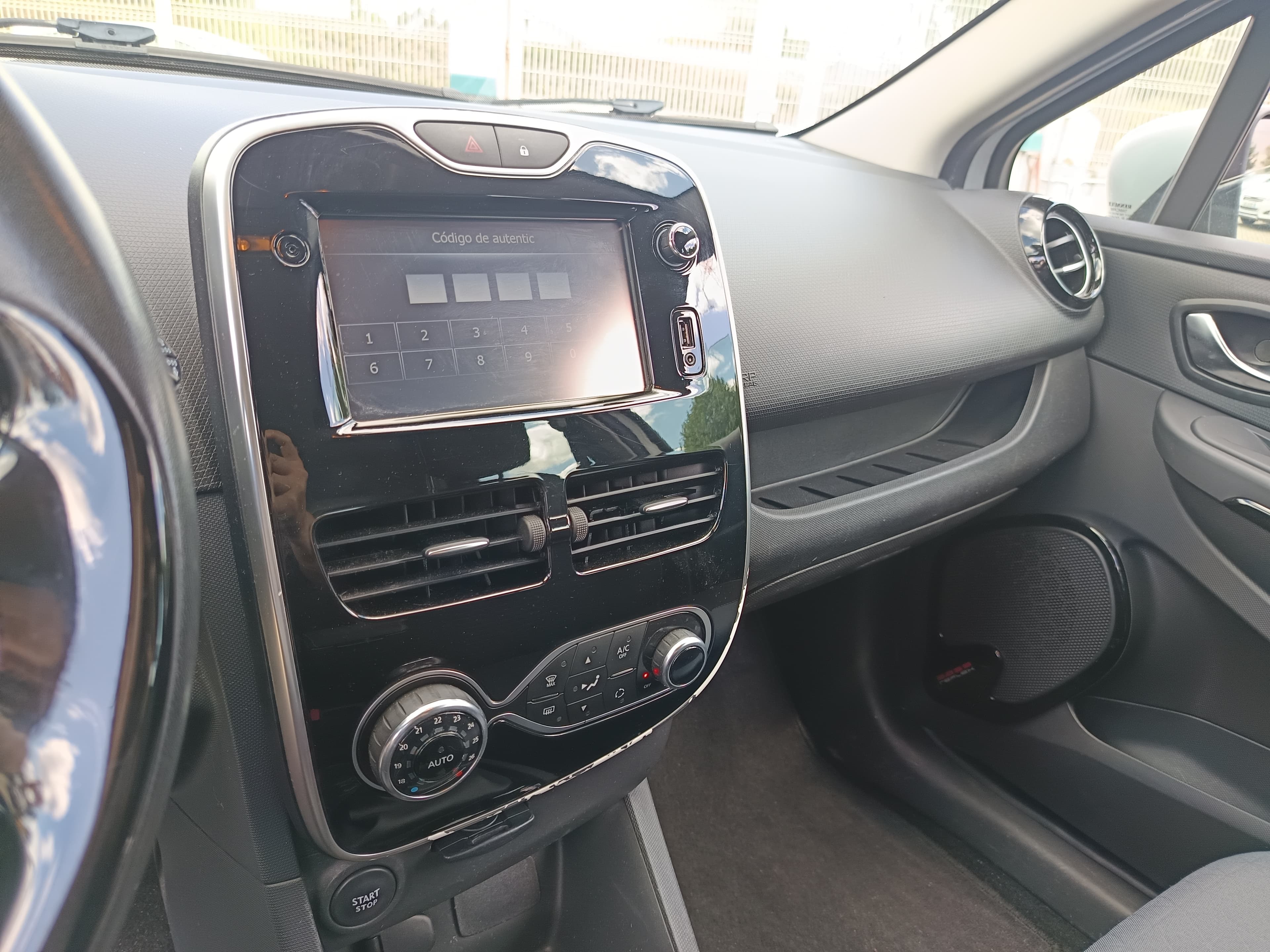 Renault Clio · Year 2015 — image 33