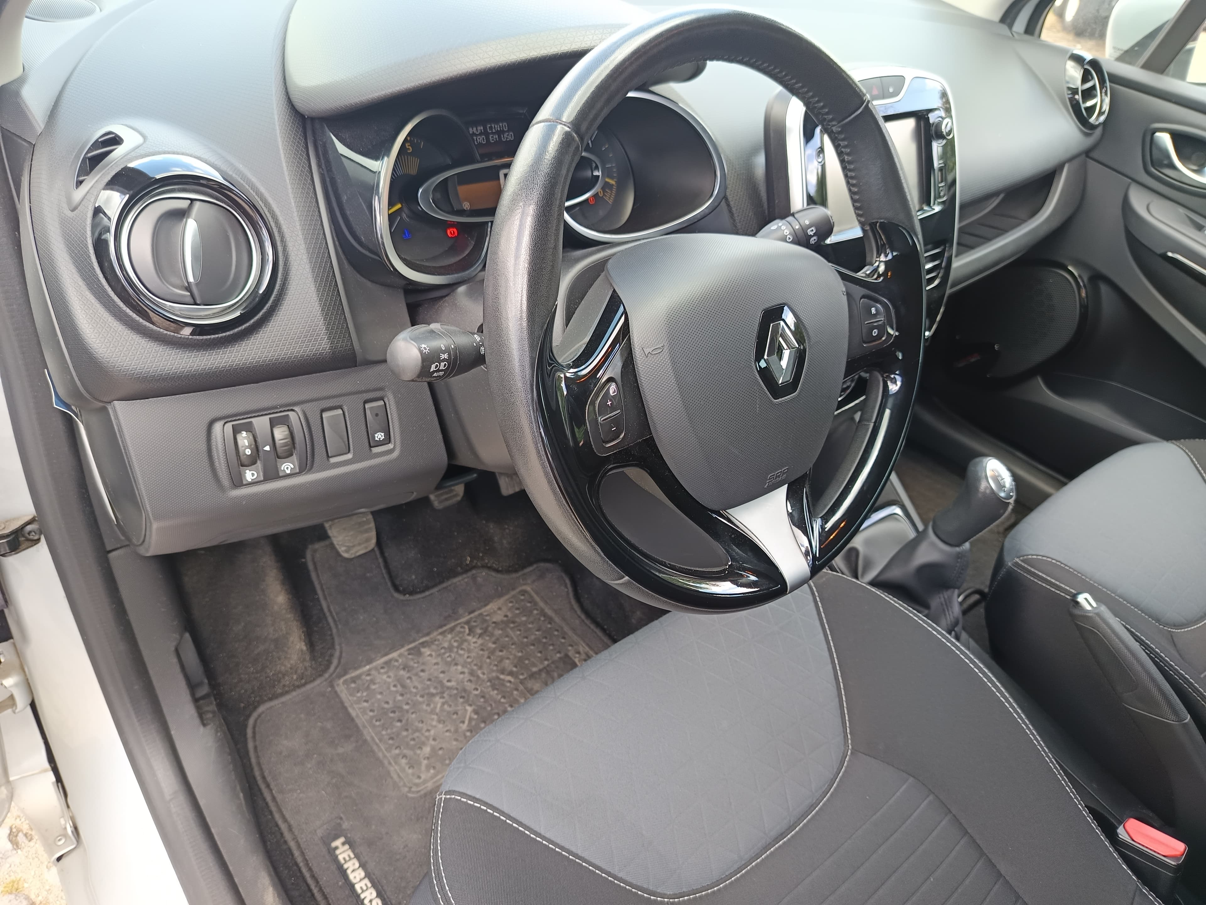 Renault Clio · Year 2015 — image 32