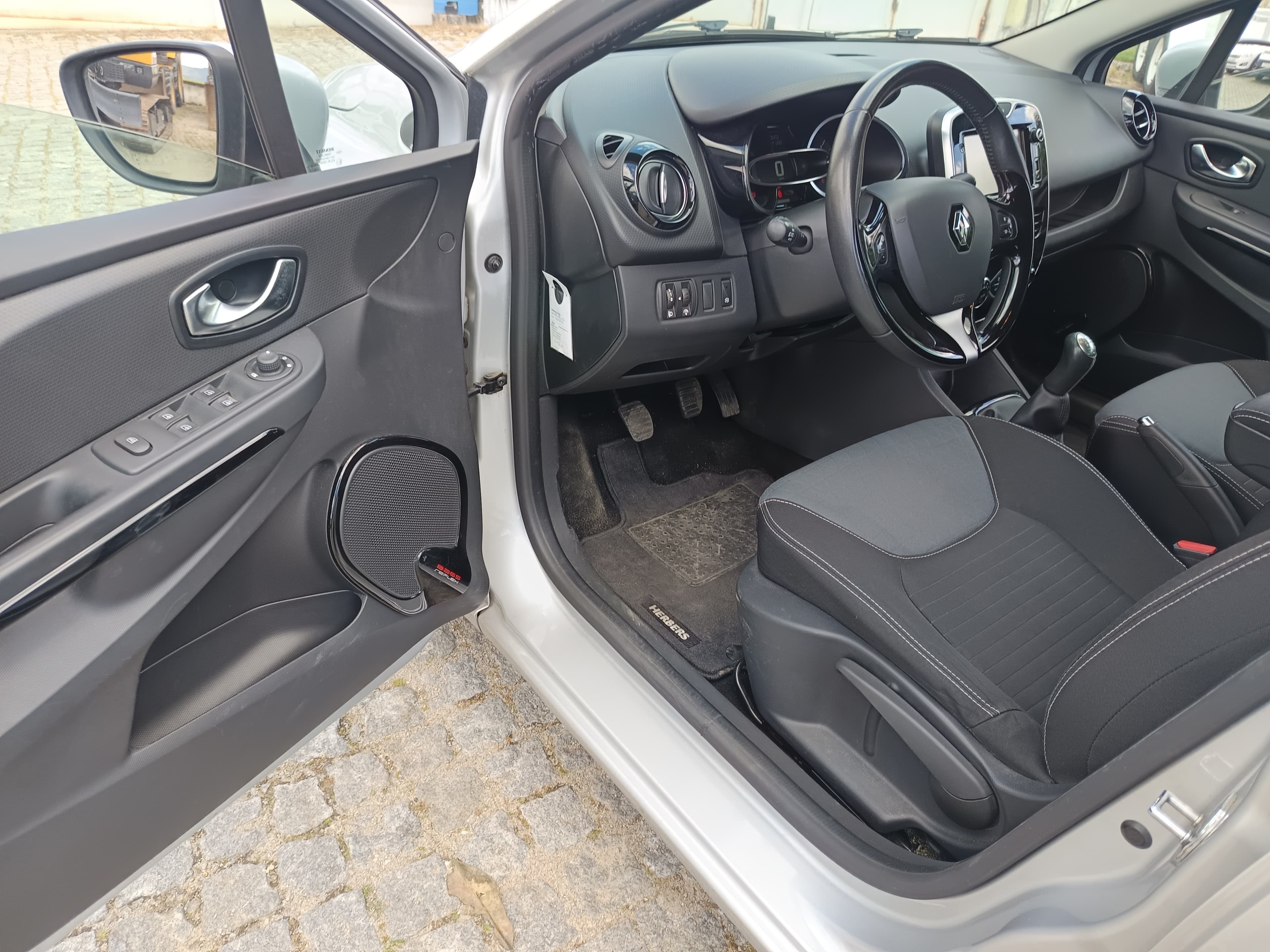 Renault Clio · Year 2015 — image 28