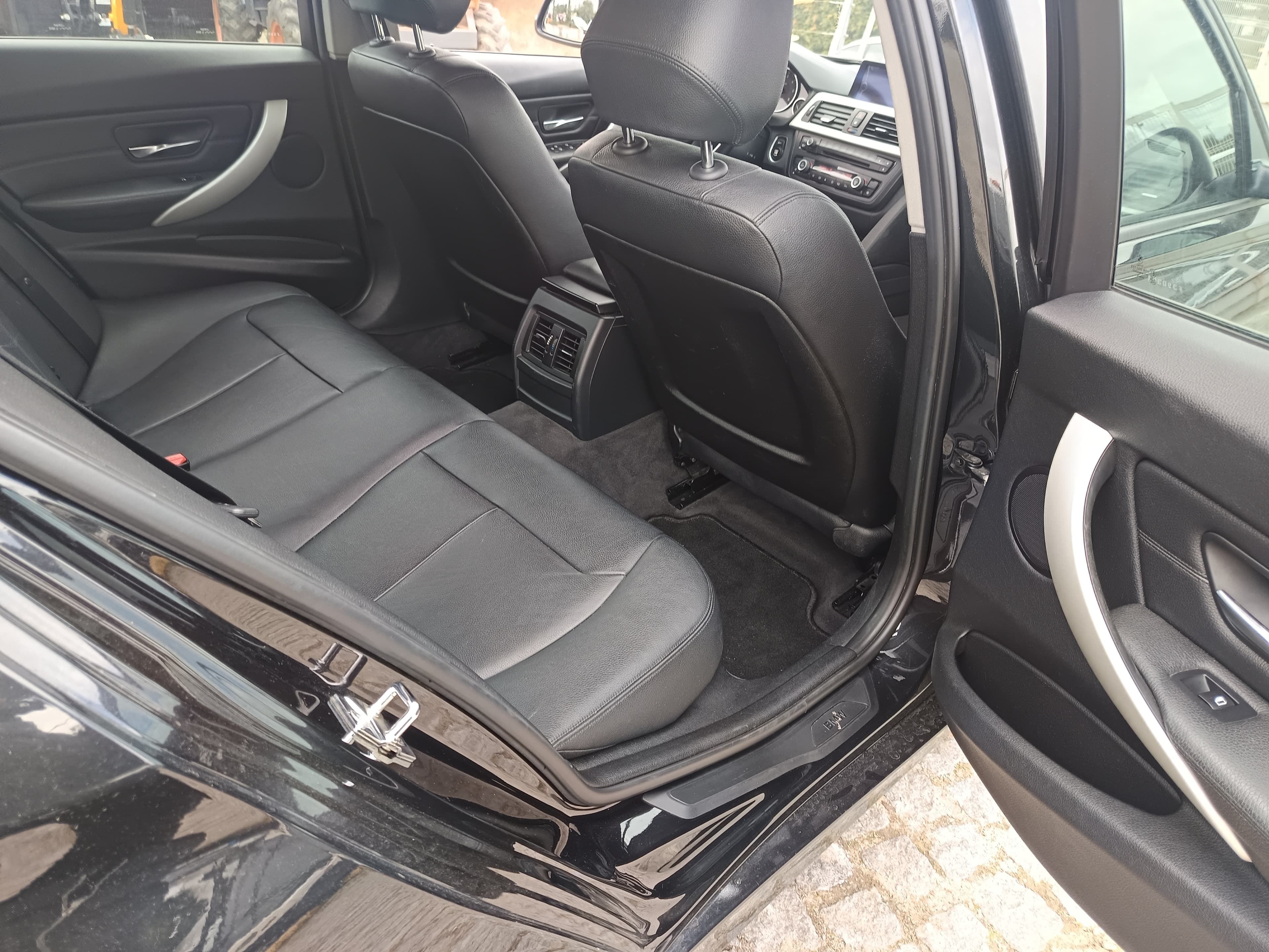 BMW 318d · Ano 2012 Més Maio — image 18