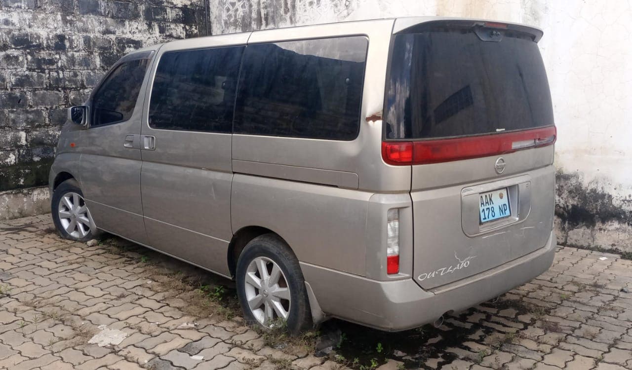 Viatura Nissan Serena — imagem 4
