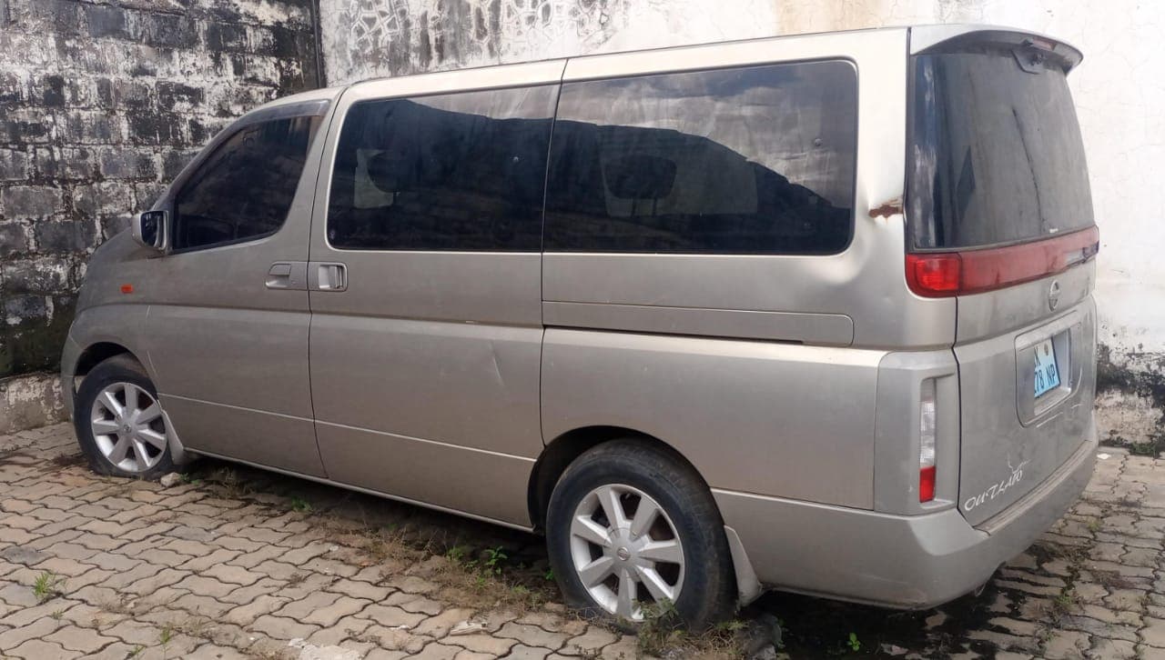 Viatura Nissan Serena — imagem 5