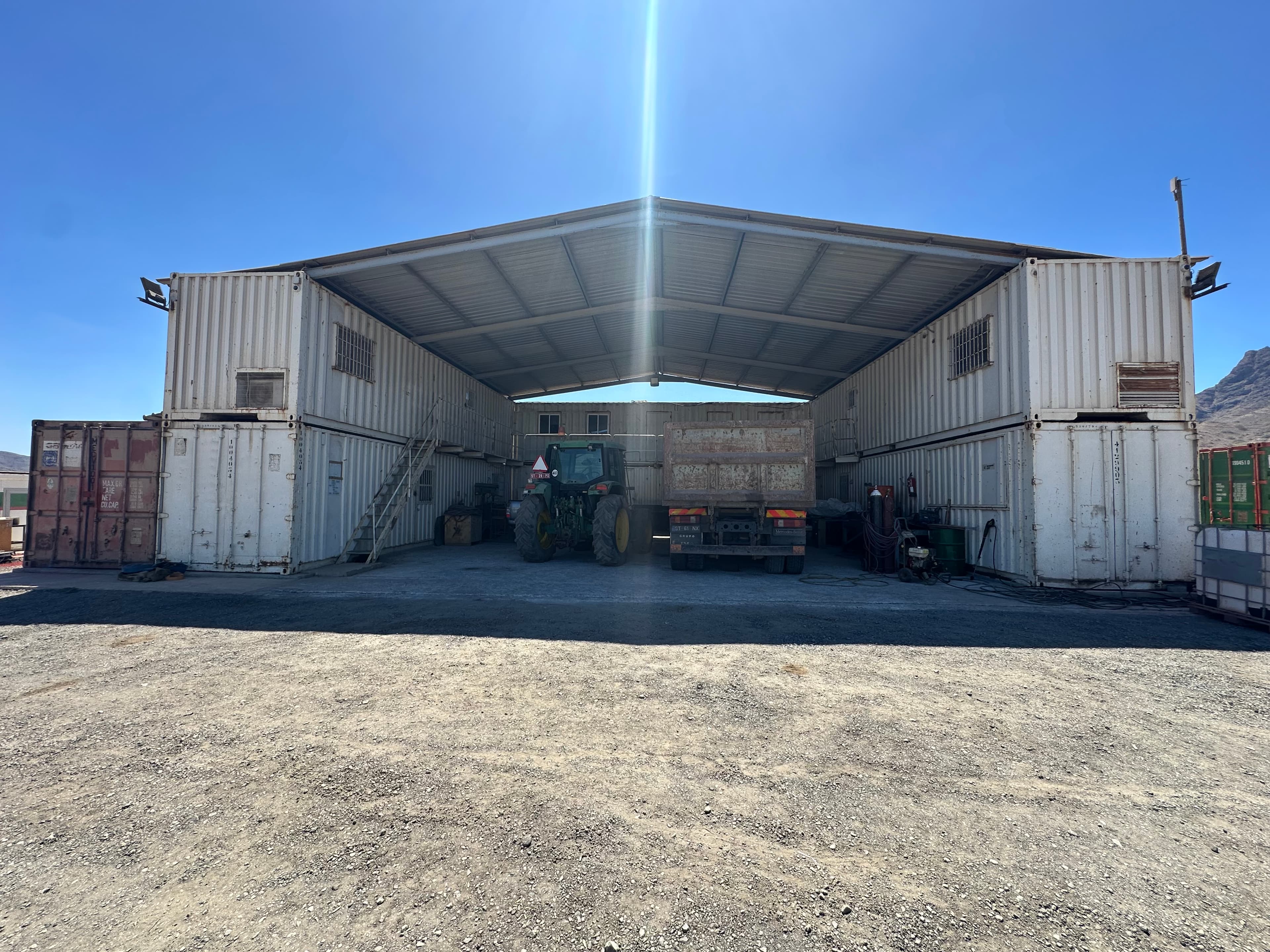 Estrutura modular com seis contentores — imagem 13