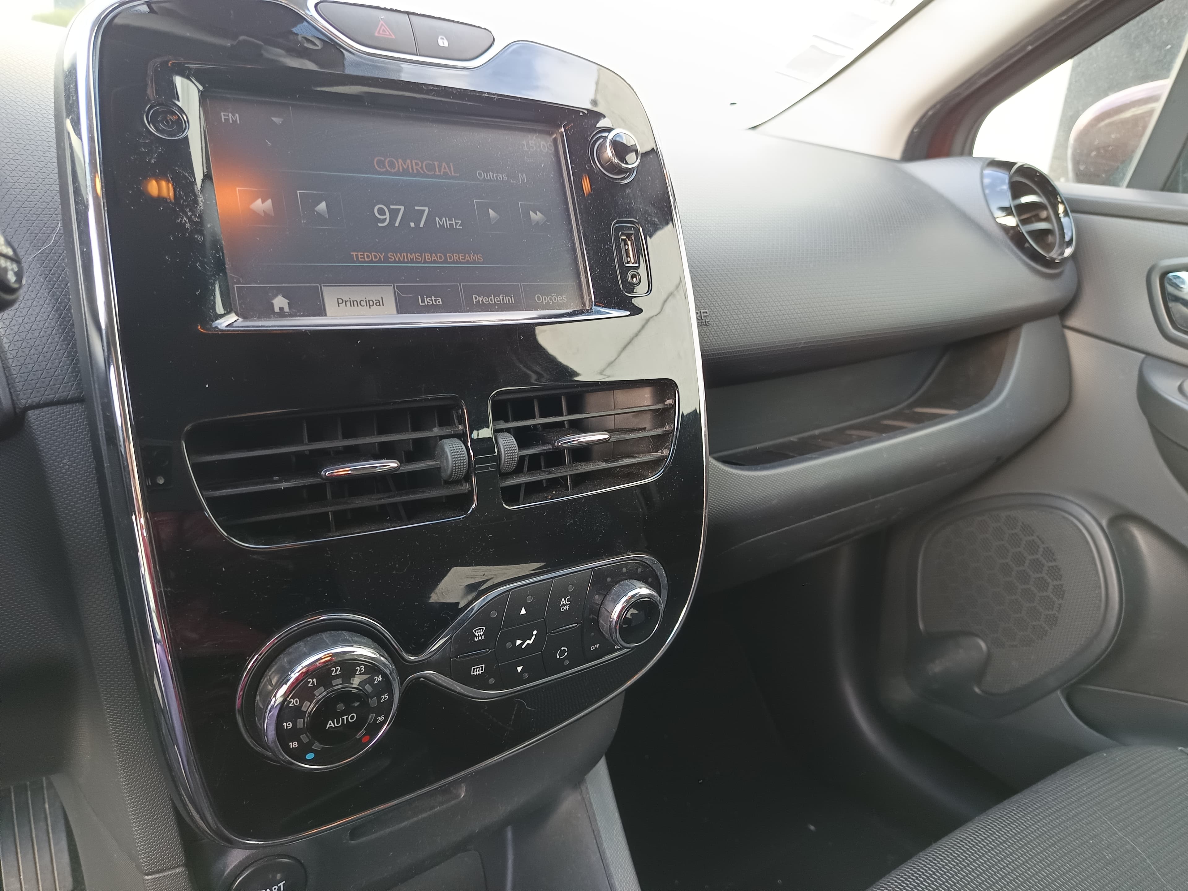 Renault Clio · Année 2014 — image 35