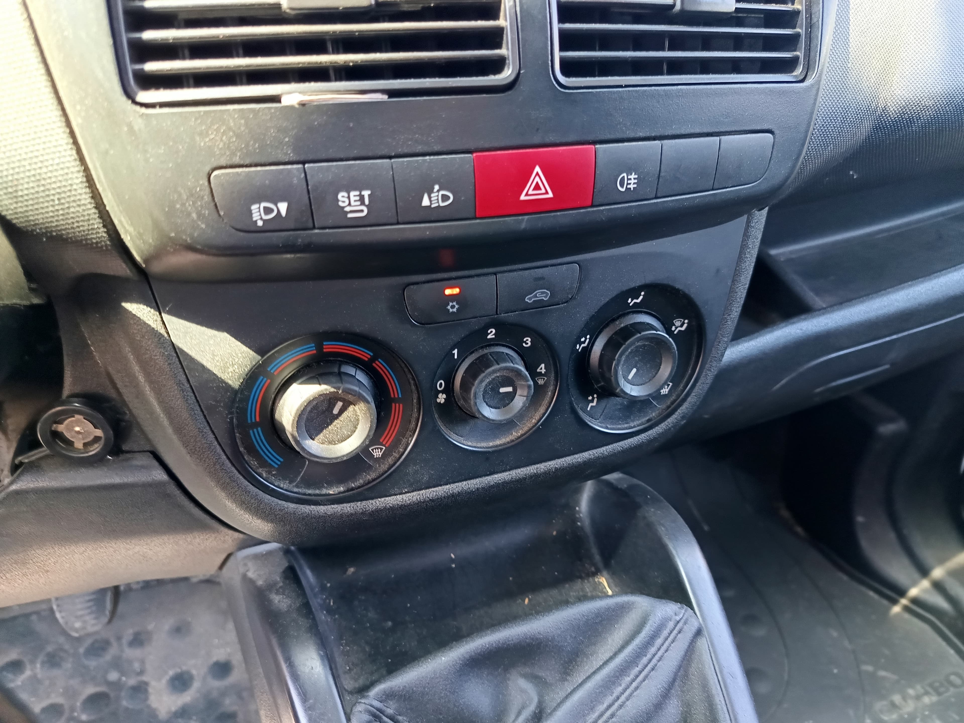 Opel Combo · Ano 2017 — image 32