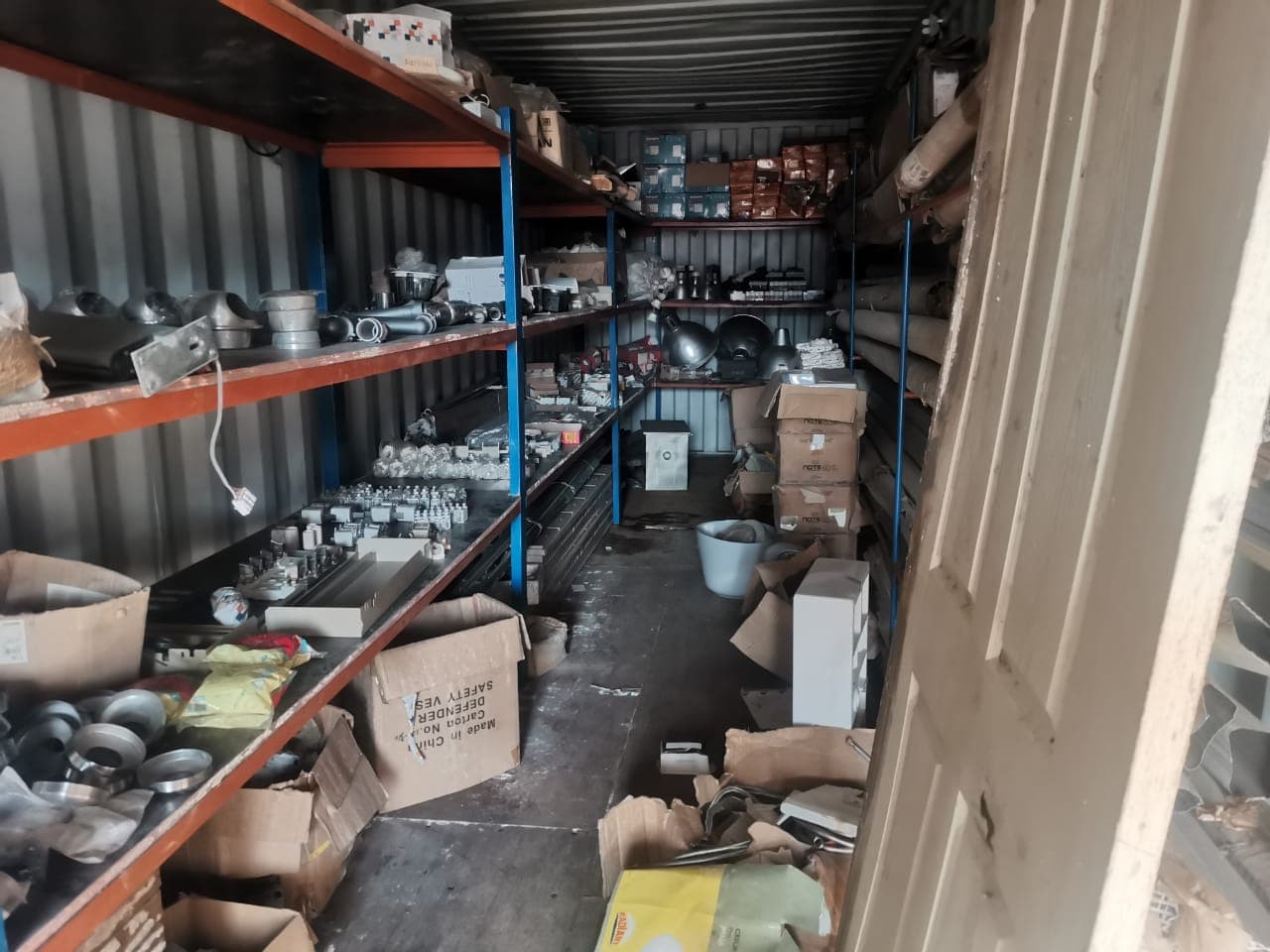 Material de canalização e equipamentos variados