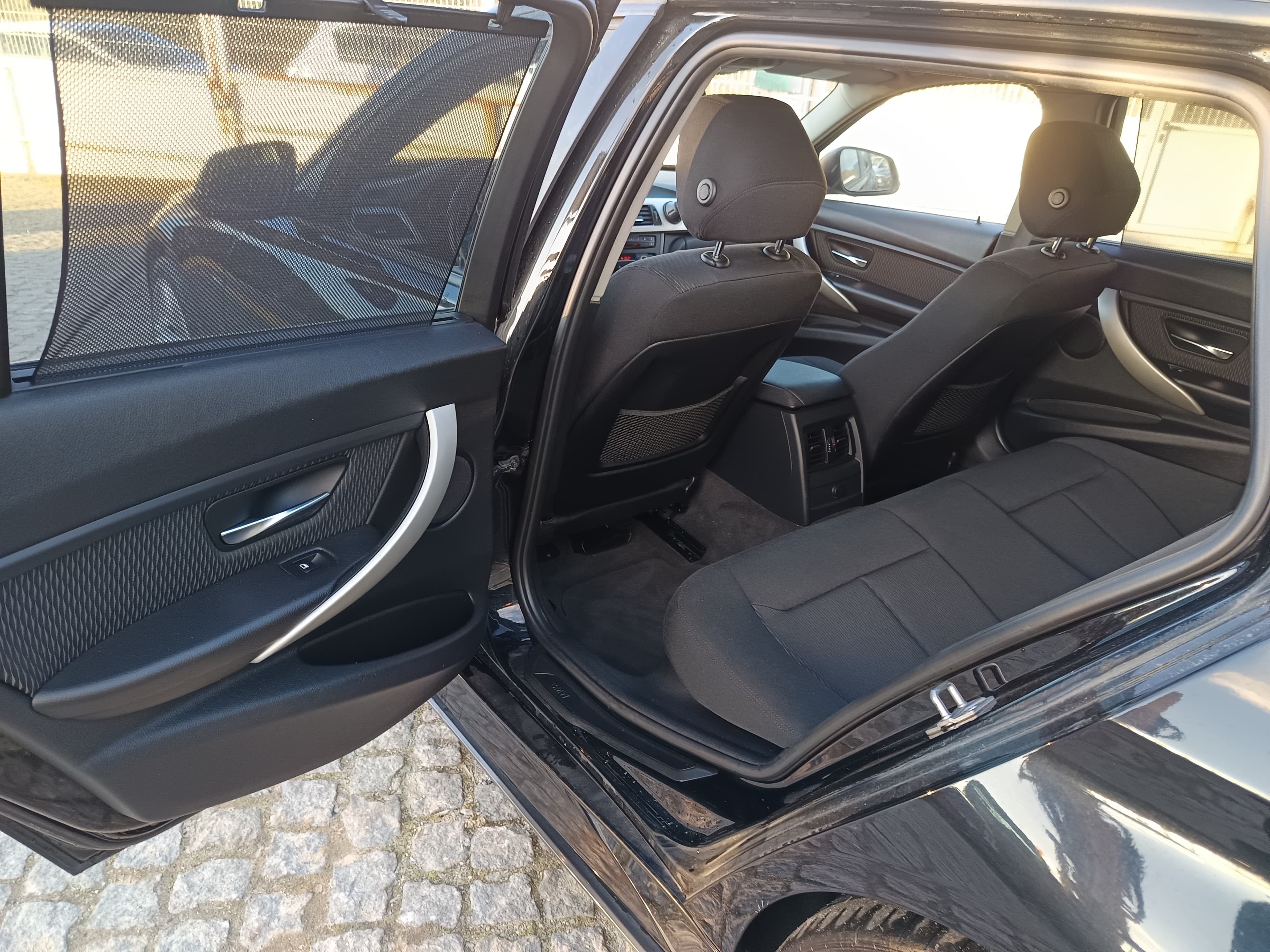 BMW 318d · Ano 2012 — imagem 33