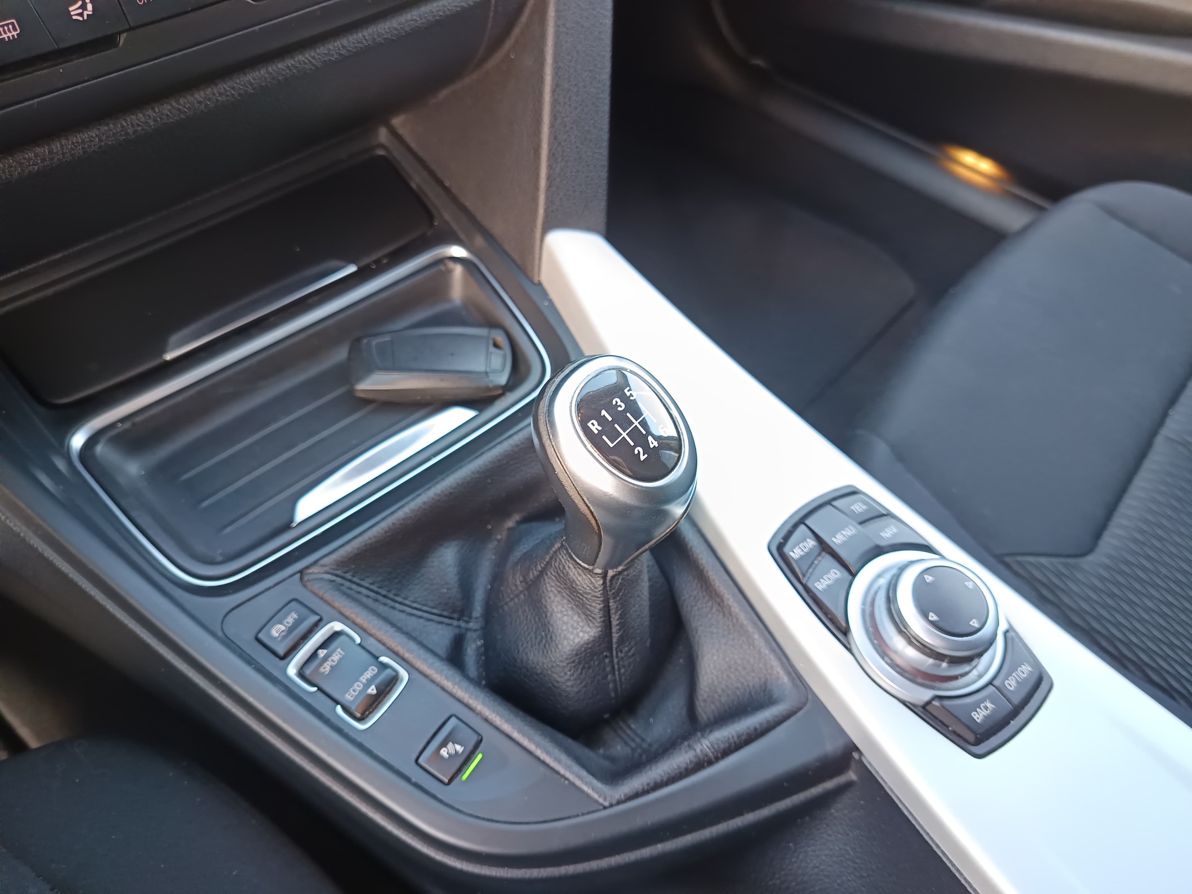 BMW 318d · Ano 2012 — imagem 46