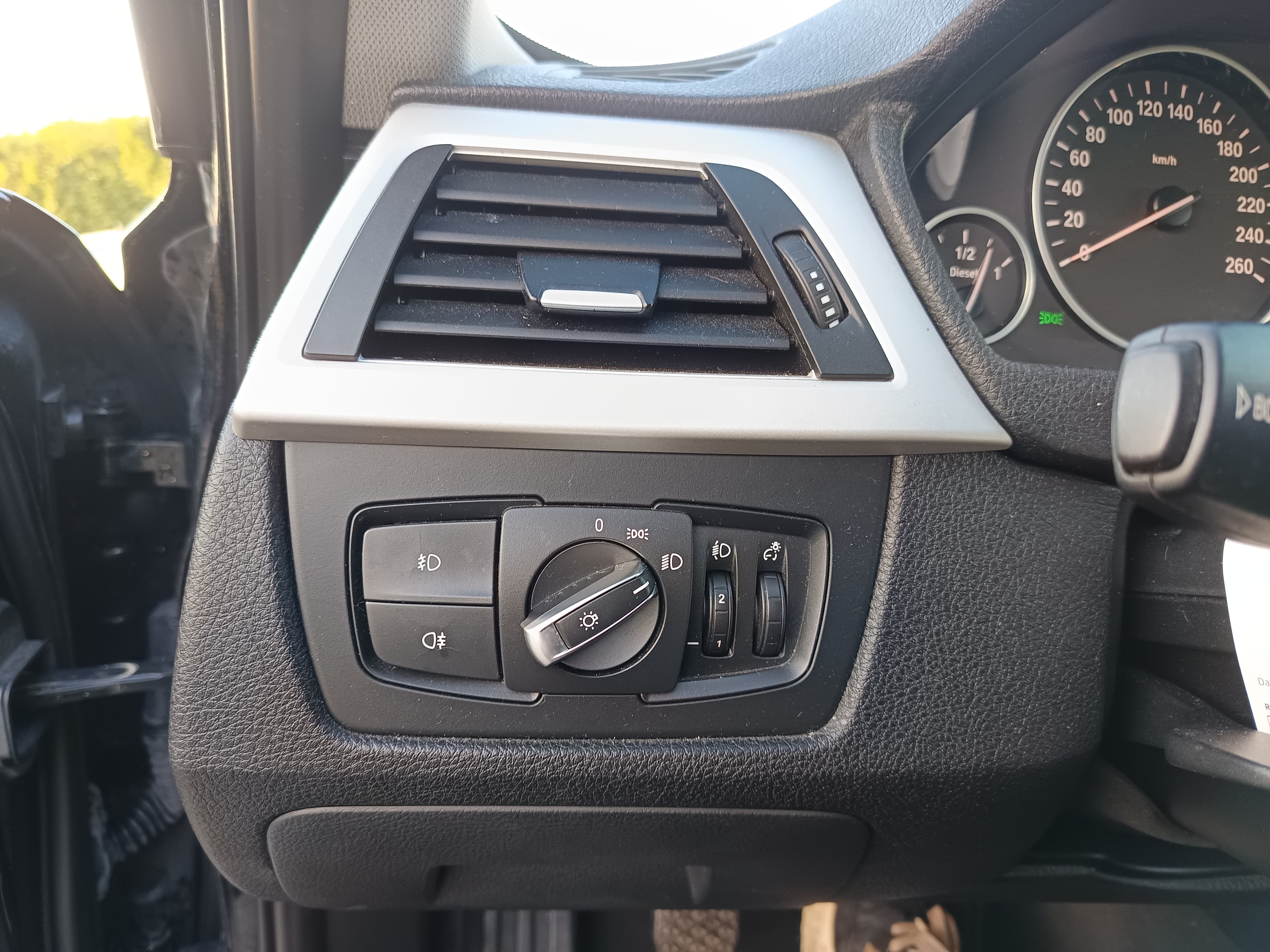 BMW 318d · Ano 2012 — imagem 51