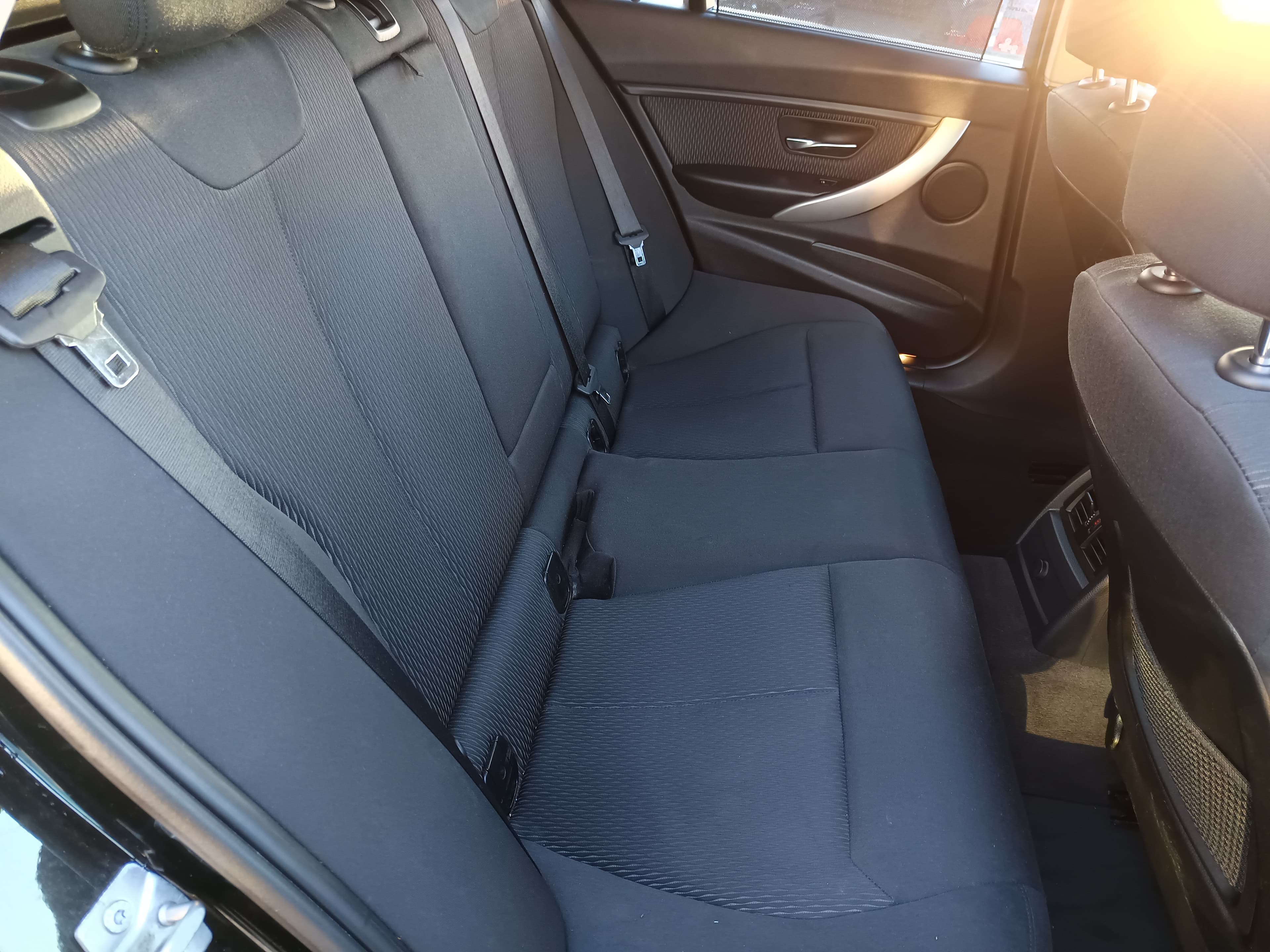 BMW 318d · Ano 2012 — imagem 28