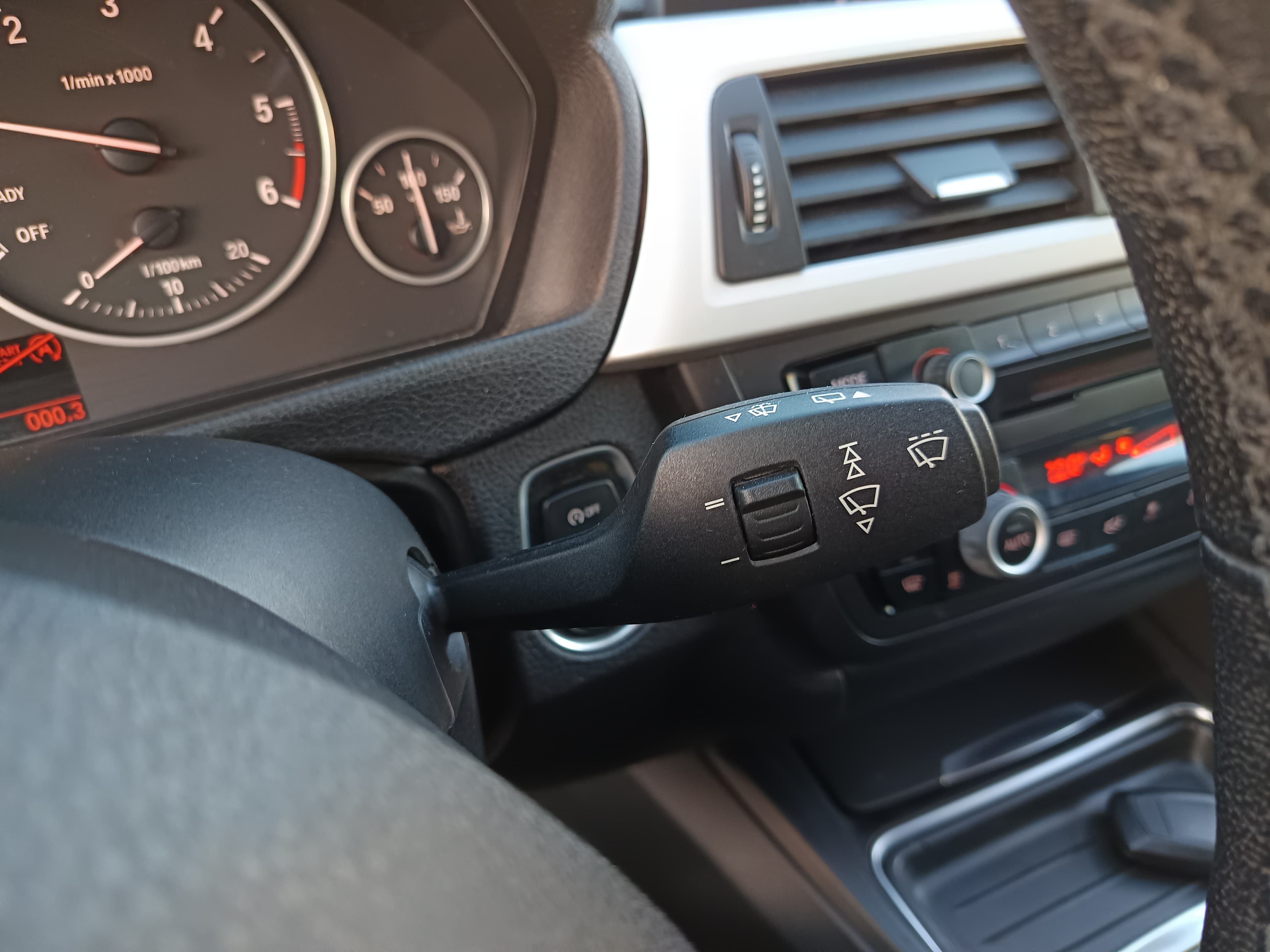 BMW 318d · Ano 2012 — imagem 49