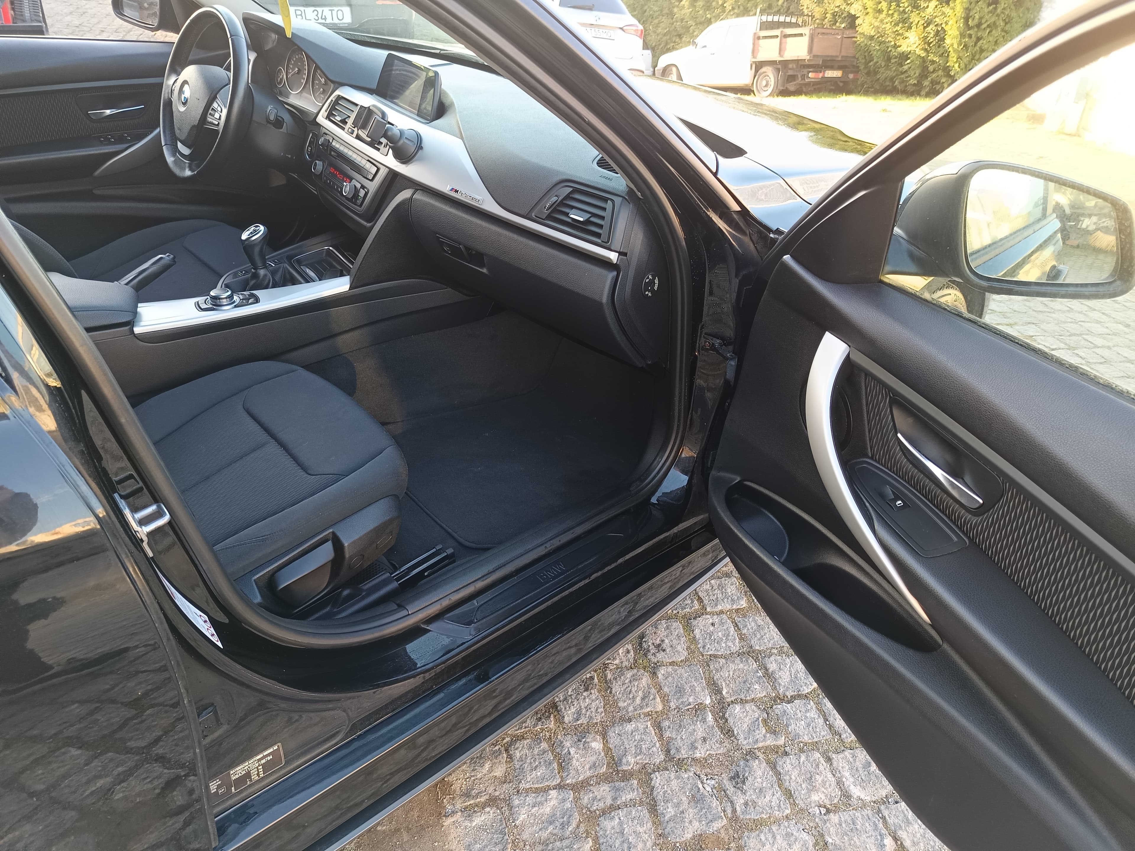 BMW 318d · Ano 2012 — imagem 29