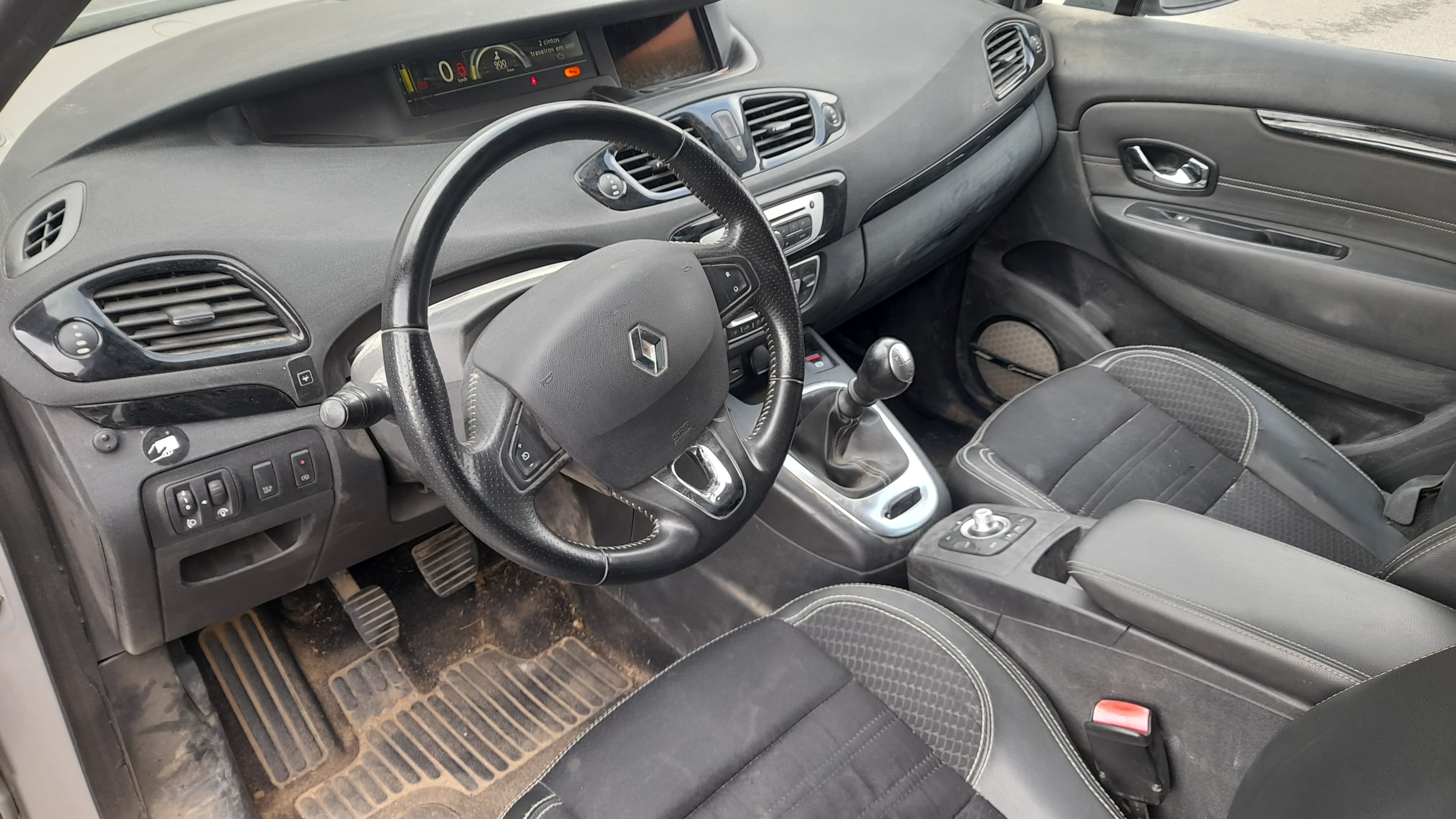 Renault Grand Scenic 1.5 DCI · Ano 2016 — imagen 13