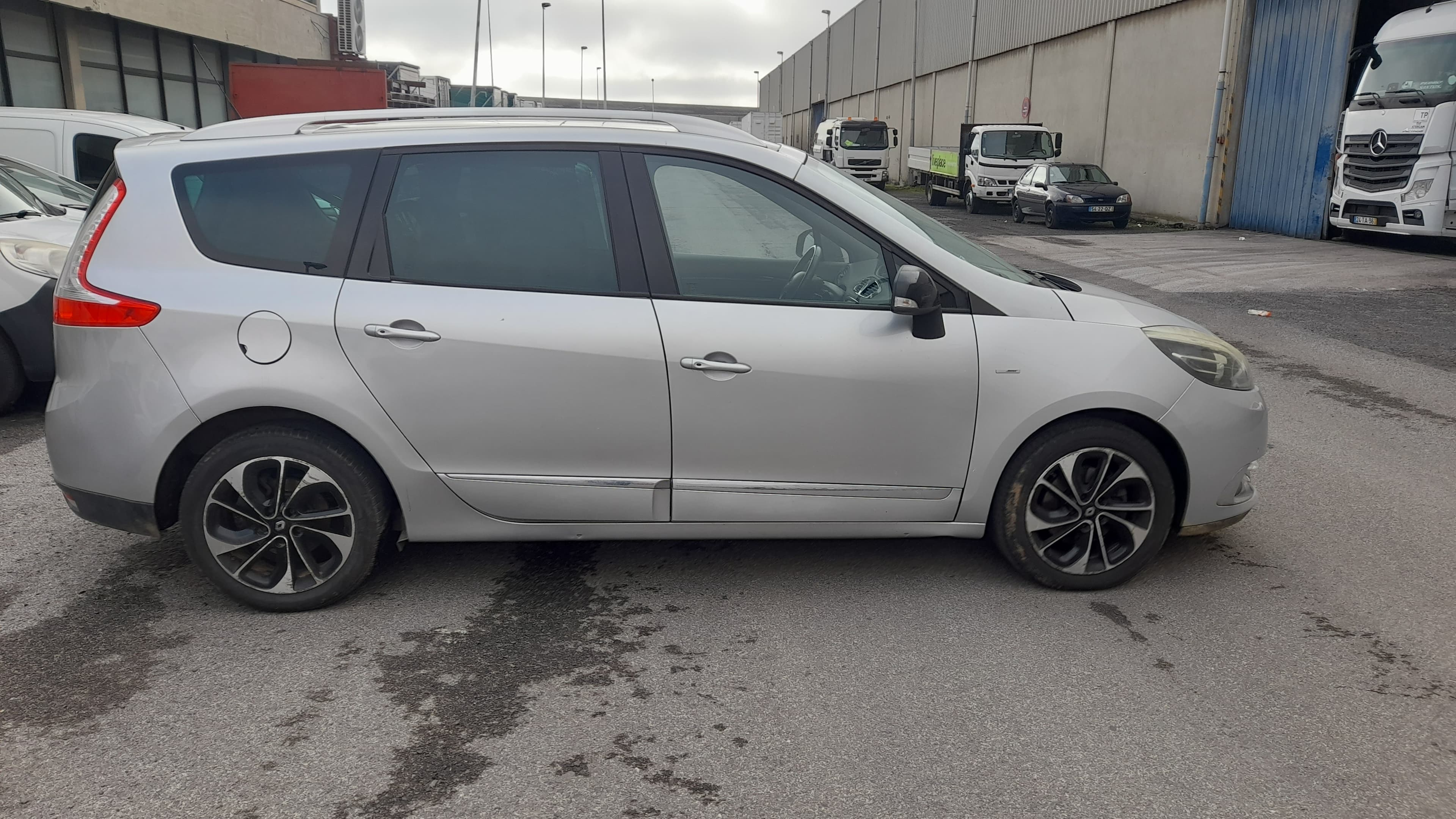 Renault Grand Scenic 1.5 DCI · Ano 2016 — imagen 5