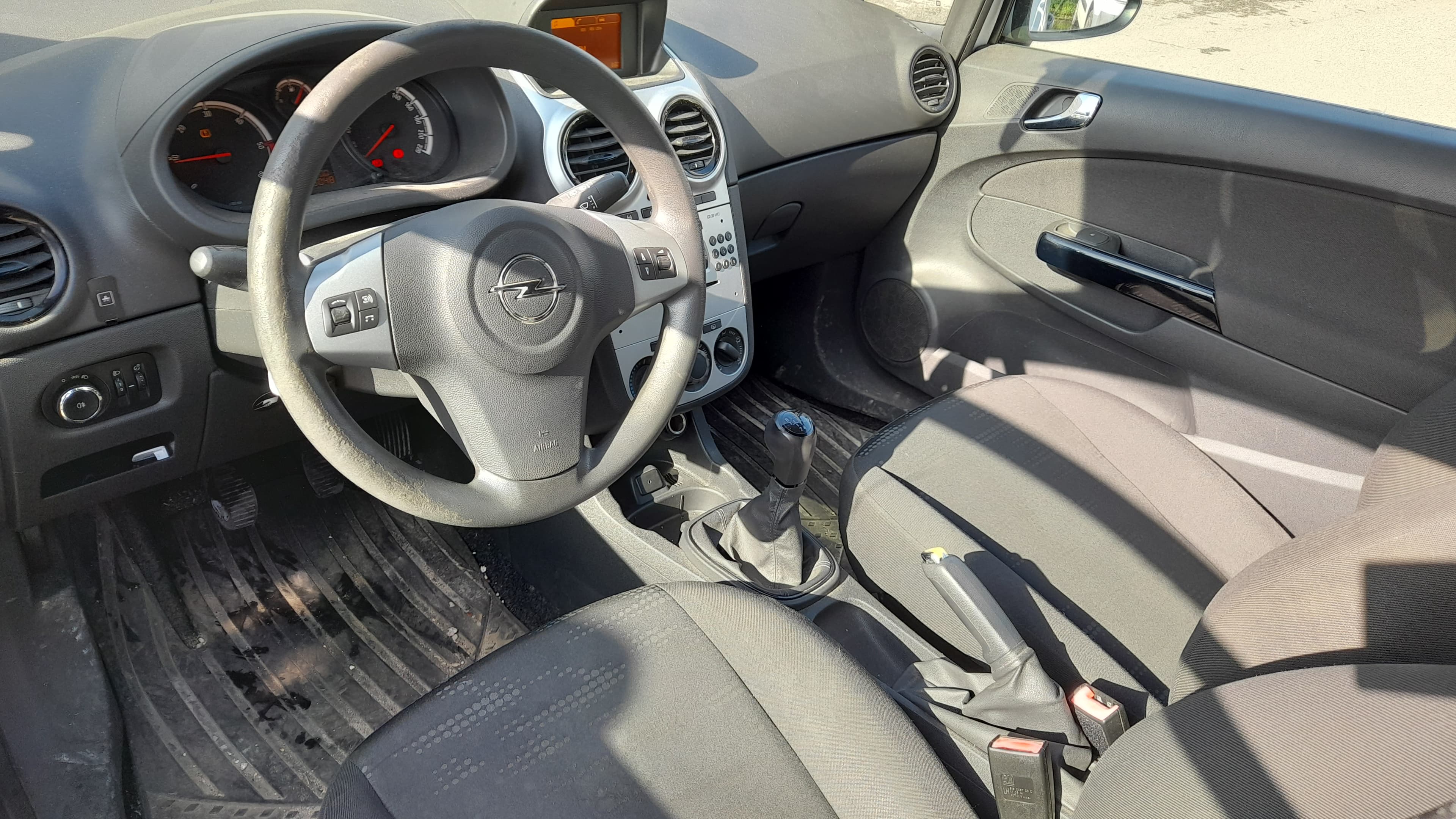 Opel Corsa Van 1.3 CDTi · Ano 2014 — imagem 10