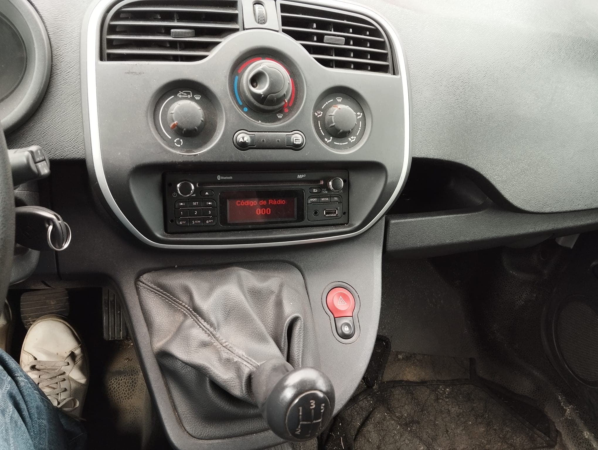 Renault Kangoo Maxi Business 1.5 DCI · Ano 2014 — imagen 9