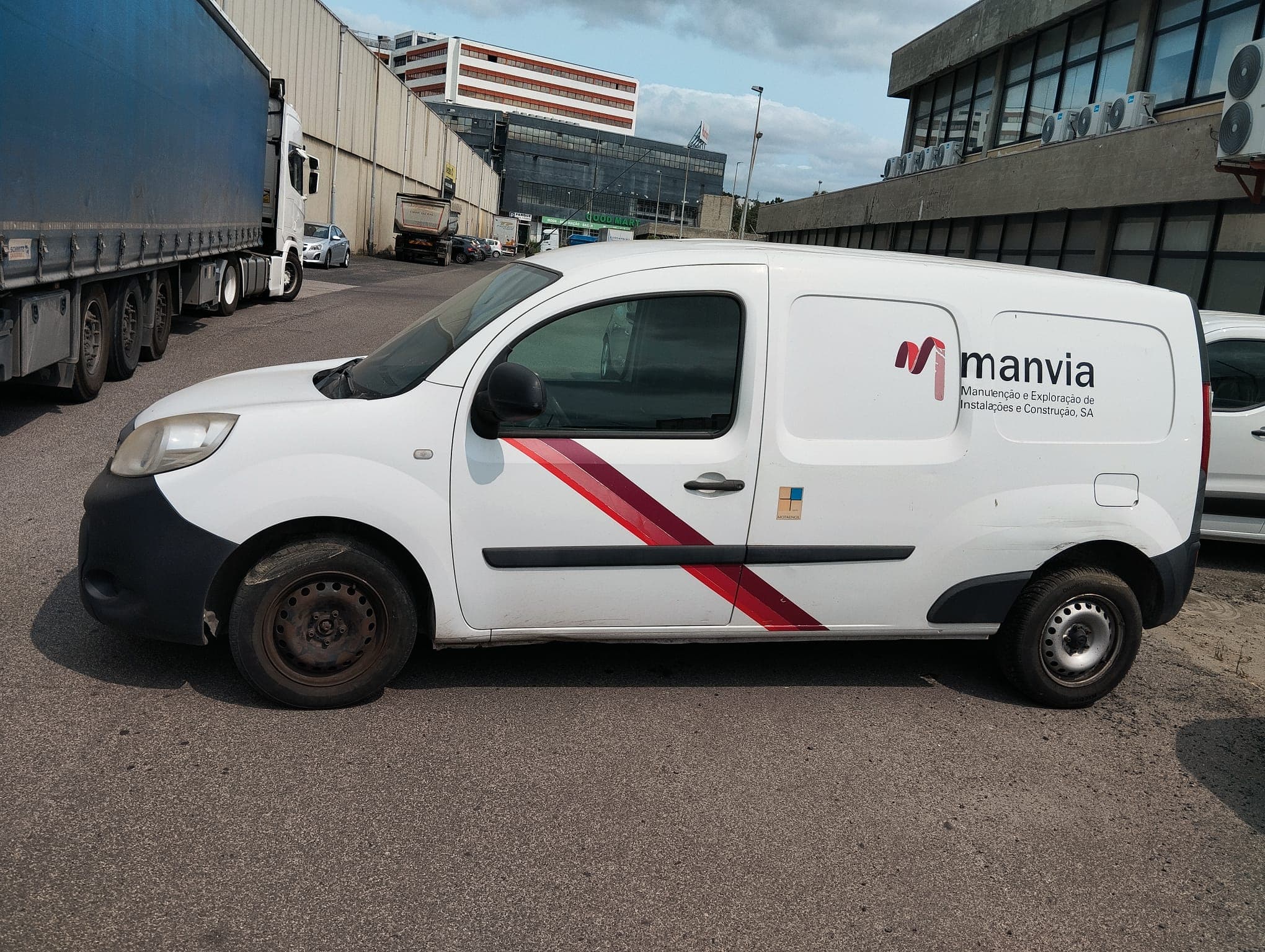 Renault Kangoo Maxi Business 1.5 DCI · Ano 2014 — imagen 4