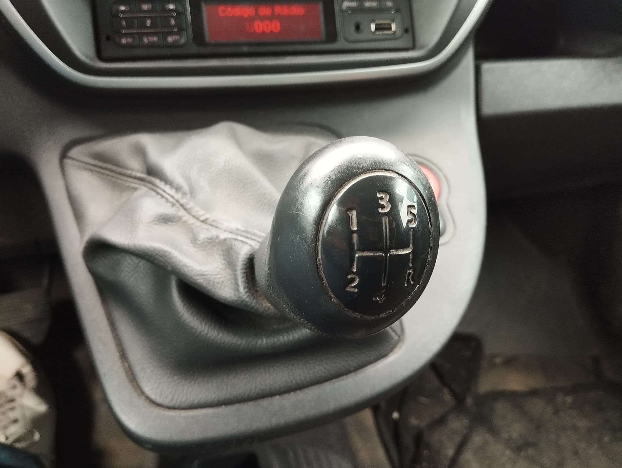 Renault Kangoo Maxi Business 1.5 DCI · Ano 2014 — imagen 10