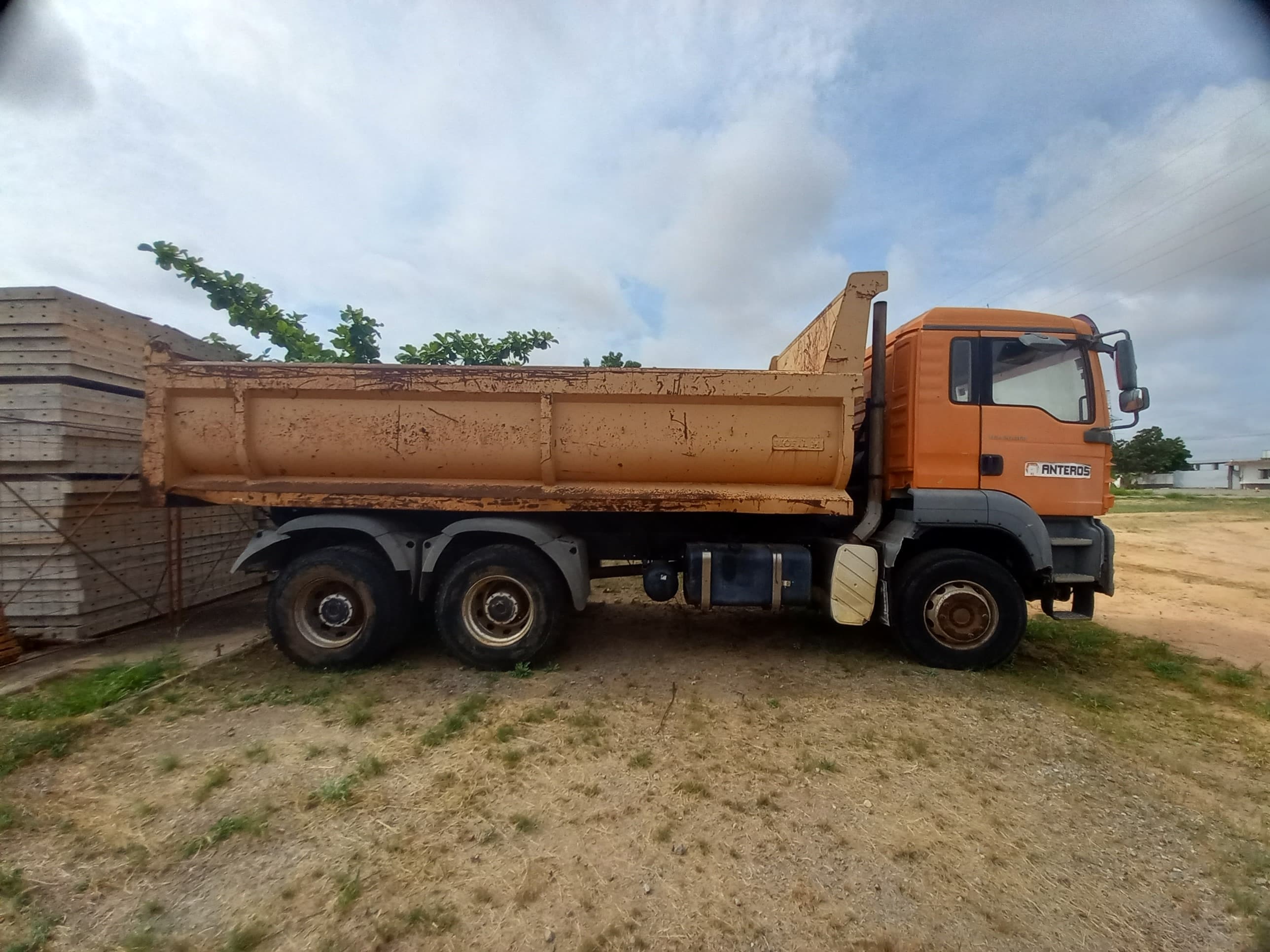 Camião Basc. Tras. (6X4) da marca MAN, modelo 2634-4x2-4 — imagen 4
