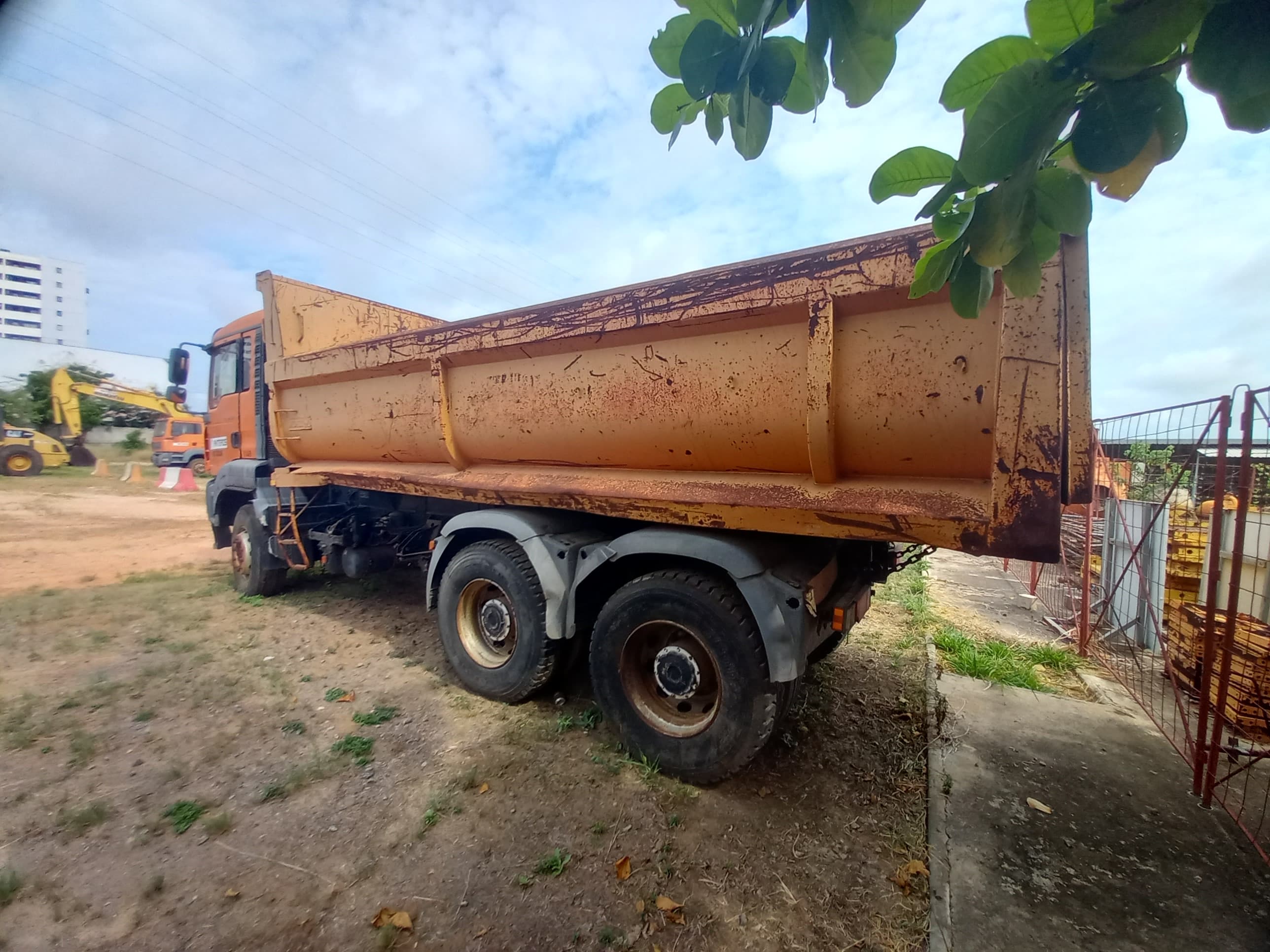 Camião Basc. Tras. (6X4) da marca MAN, modelo 2634-4x2-4 — imagen 5
