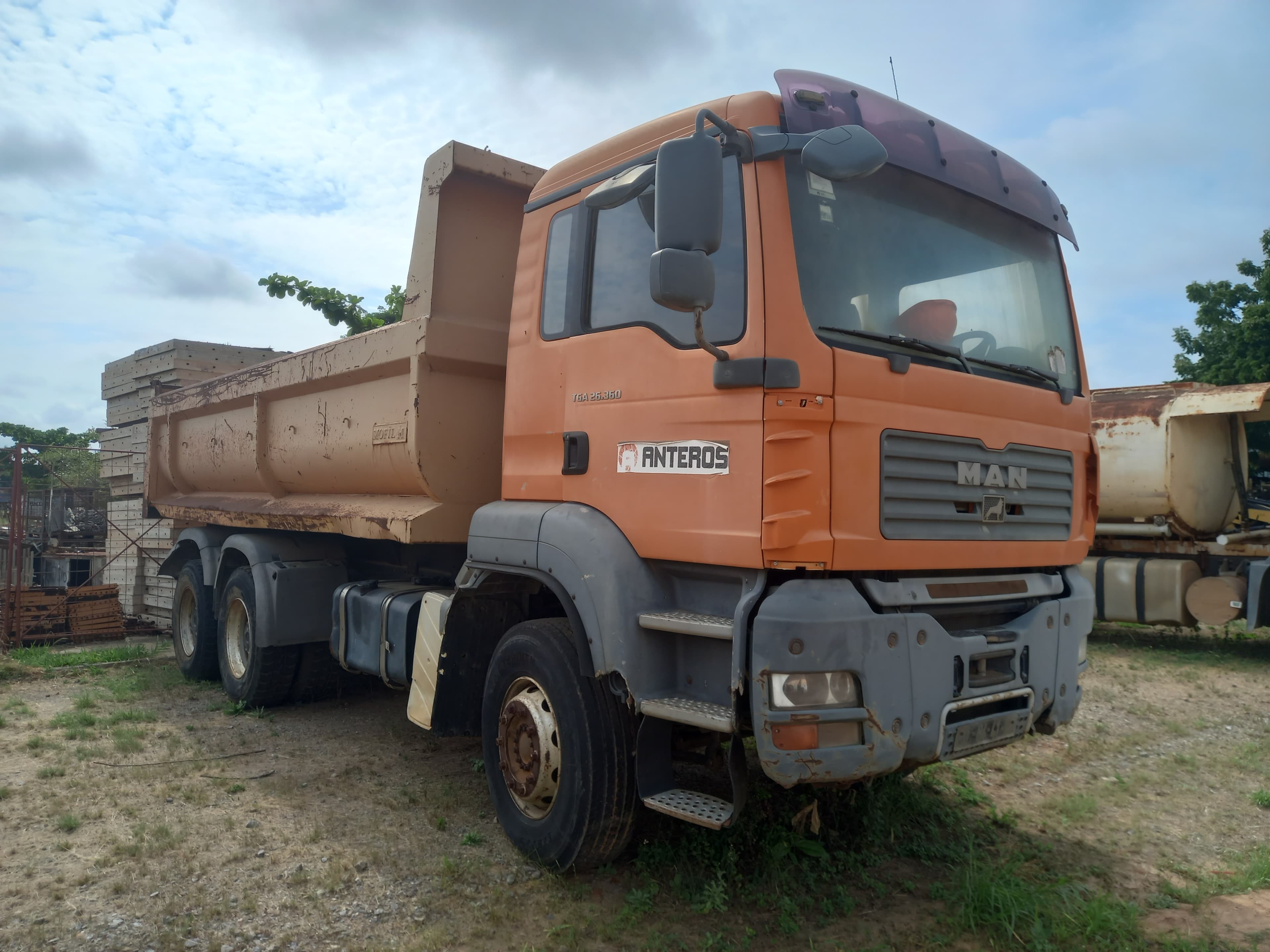 Camião Basc. Tras. (6X4) da marca MAN, modelo 2634-4x2-4 — imagen 3