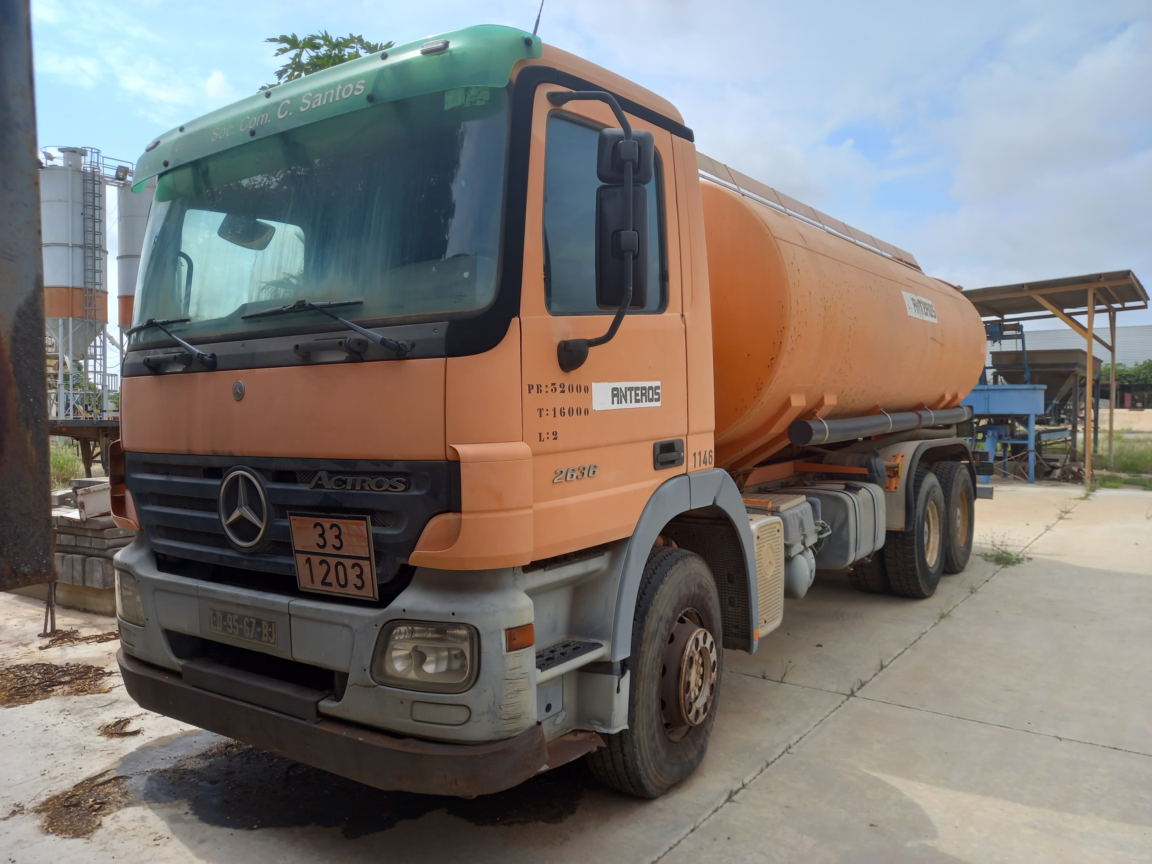 Camião Cisterna da marca MERCEDES BENZ, modelo ACTROS-6x4-4