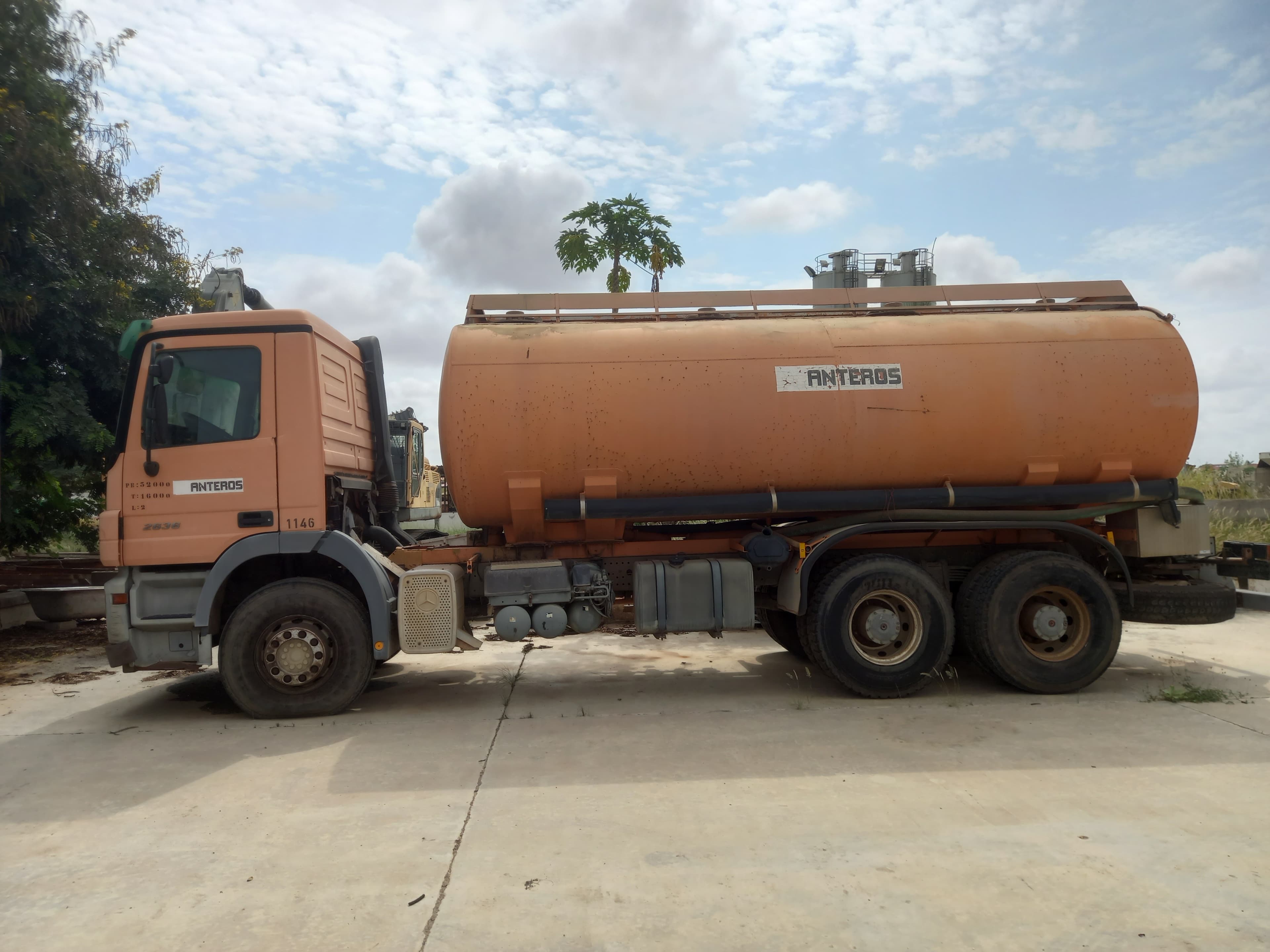 Camião Cisterna da marca MERCEDES BENZ, modelo ACTROS-6x4-4 — imagen 5
