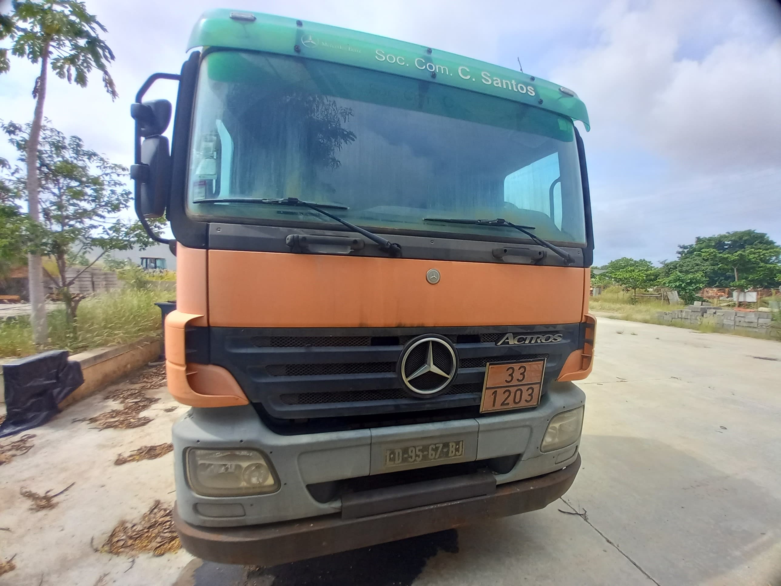 Camião Cisterna da marca MERCEDES BENZ, modelo ACTROS-6x4-4 — imagen 4