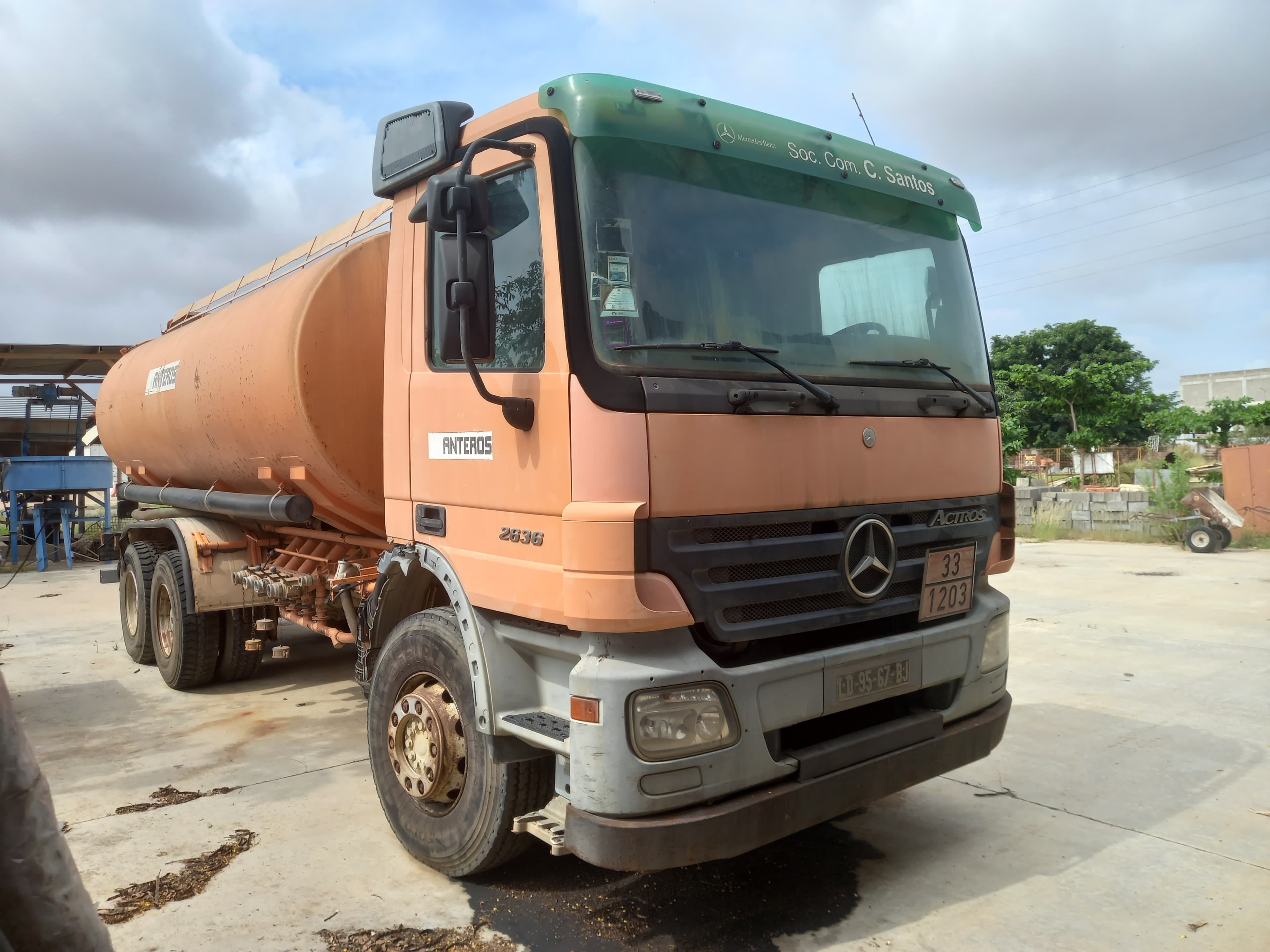 Camião Cisterna da marca MERCEDES BENZ, modelo ACTROS-6x4-4 — imagen 2