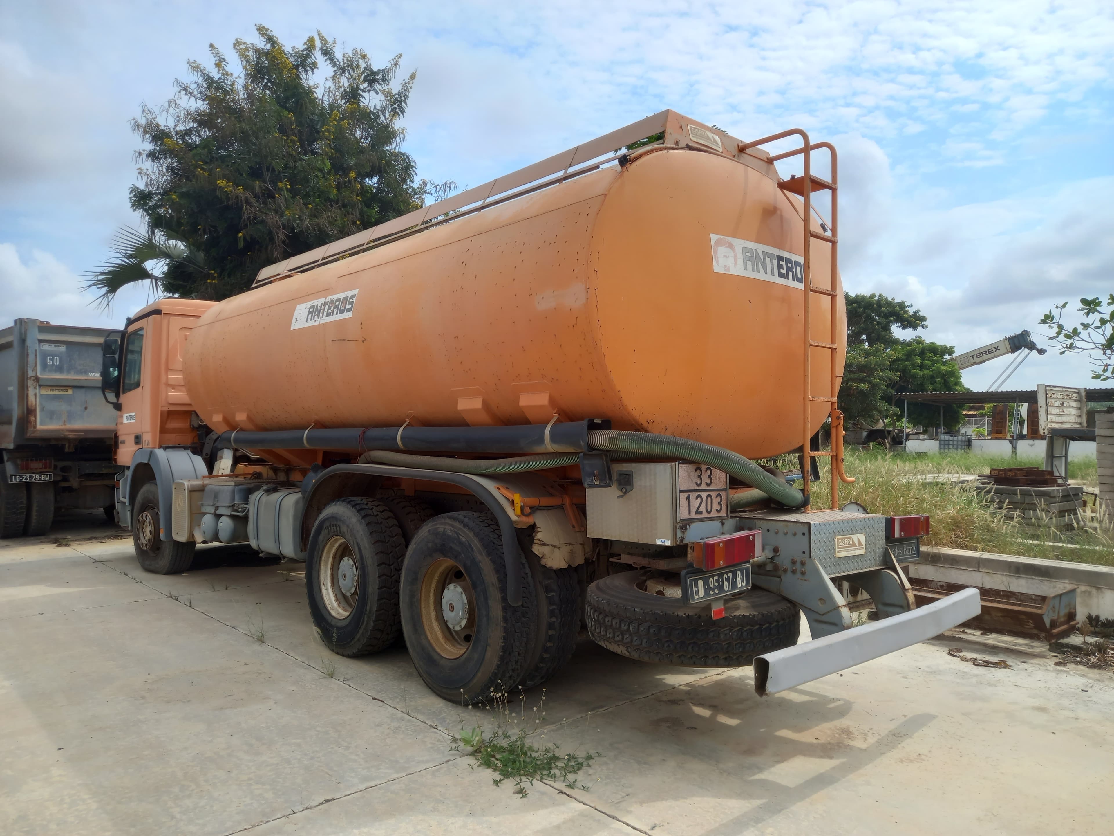 Camião Cisterna da marca MERCEDES BENZ, modelo ACTROS-6x4-4 — imagen 8