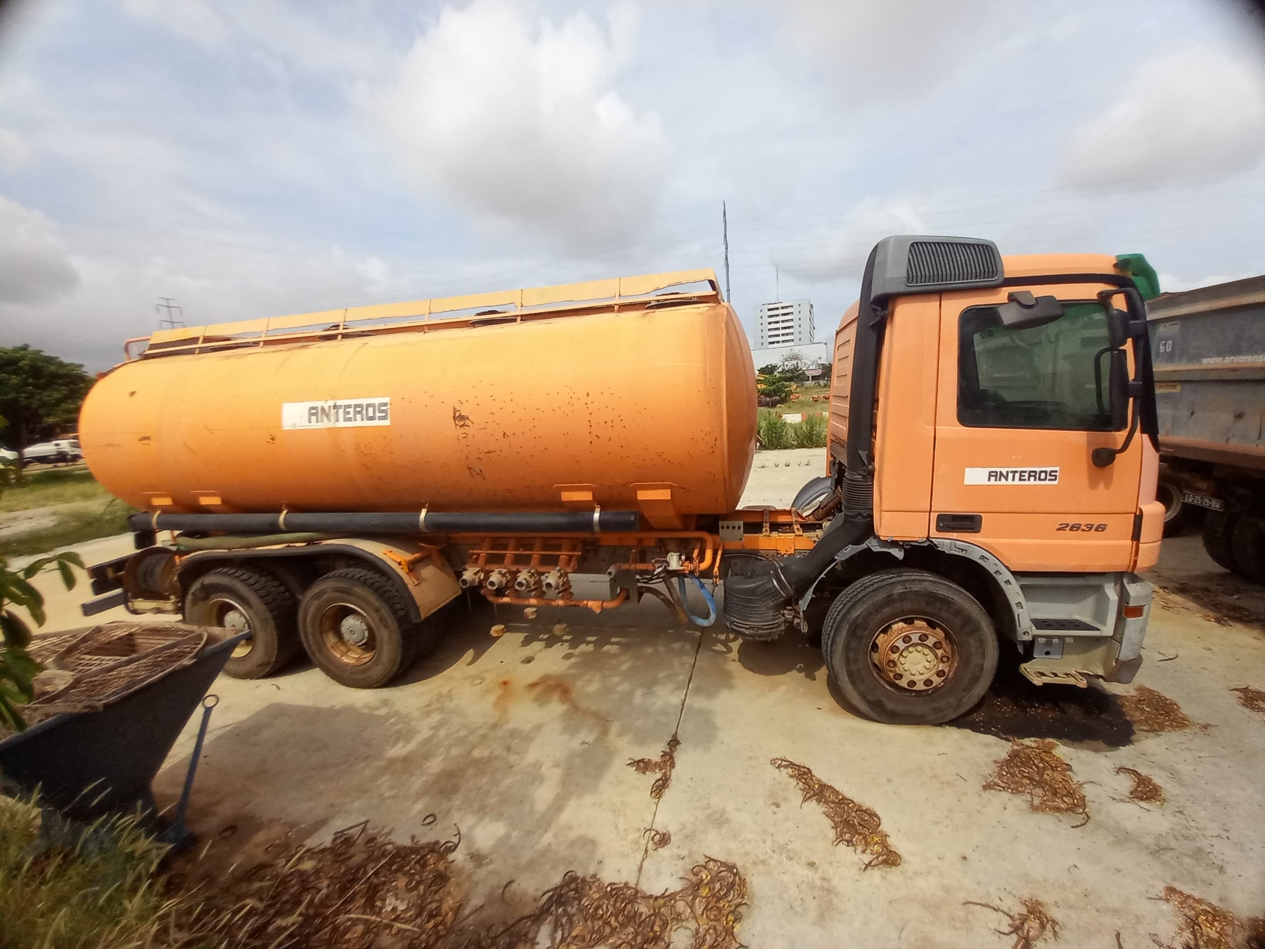 Camião Cisterna da marca MERCEDES BENZ, modelo ACTROS-6x4-4 — imagen 3