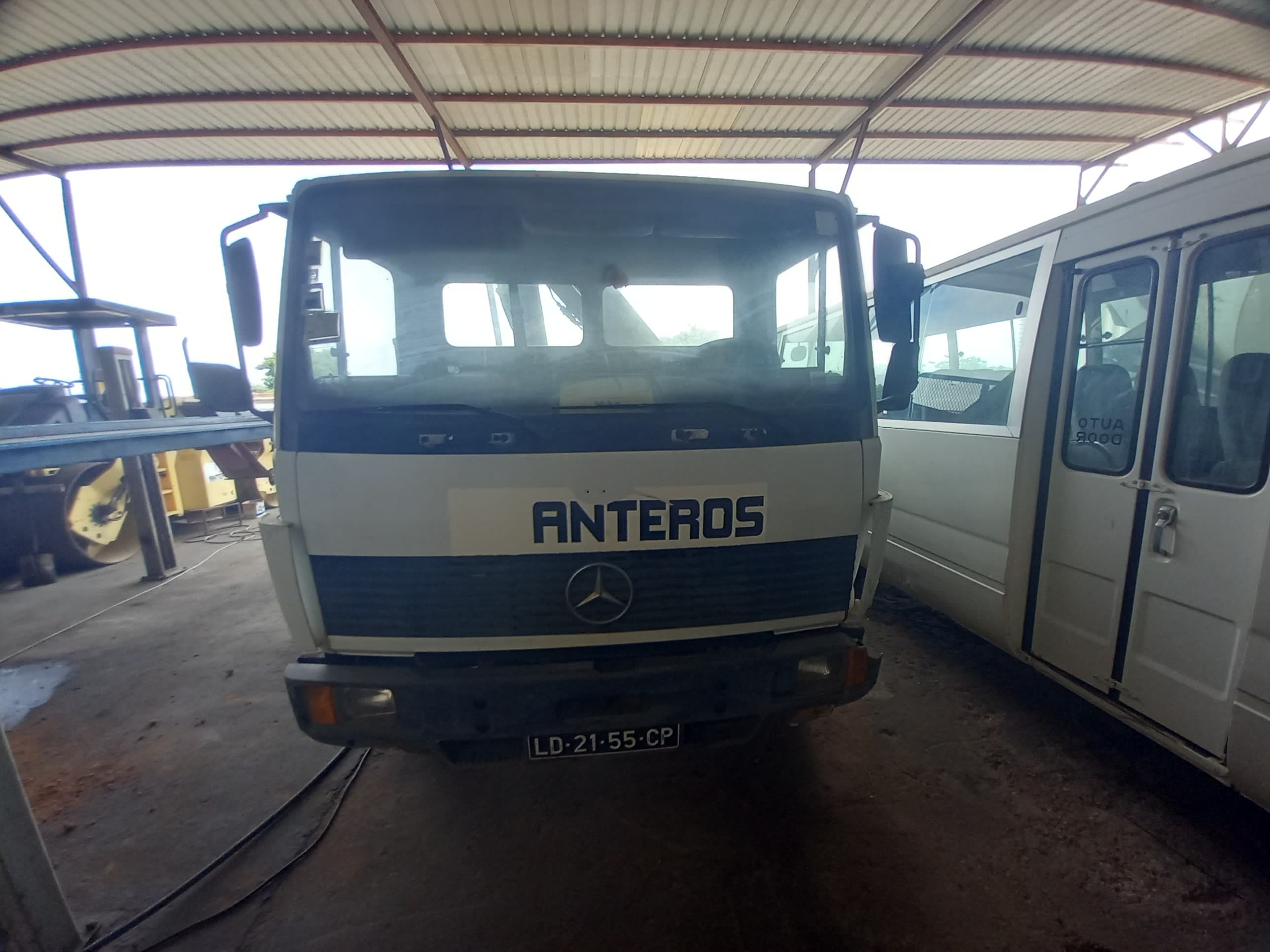 Camião Caixa Fixa c/ Braço Hidráulico da marca MERCEDES BENZ, modelo 914/42 — imagem 2