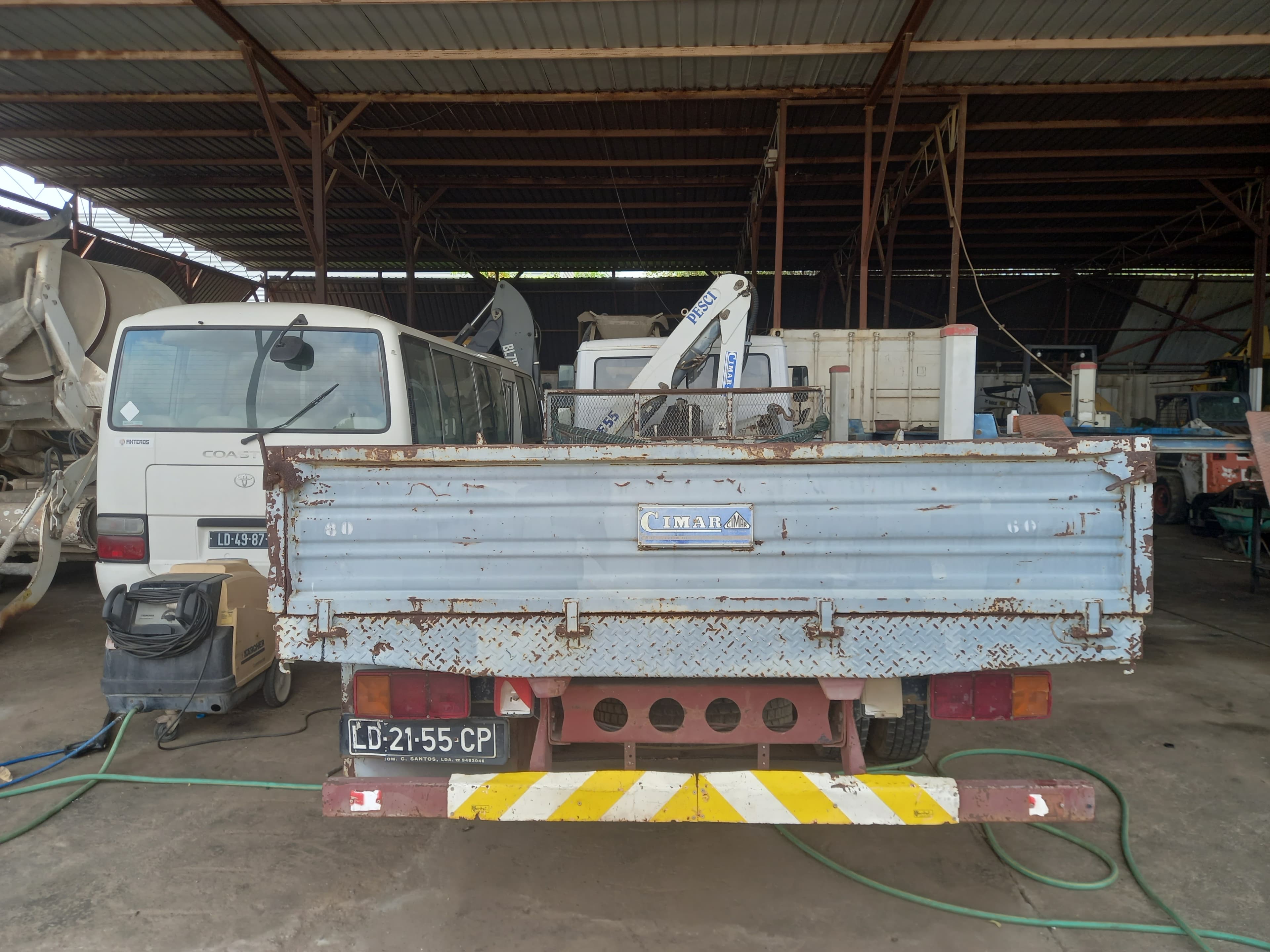 Camião Caixa Fixa c/ Braço Hidráulico da marca MERCEDES BENZ, modelo 914/42 — imagem 7