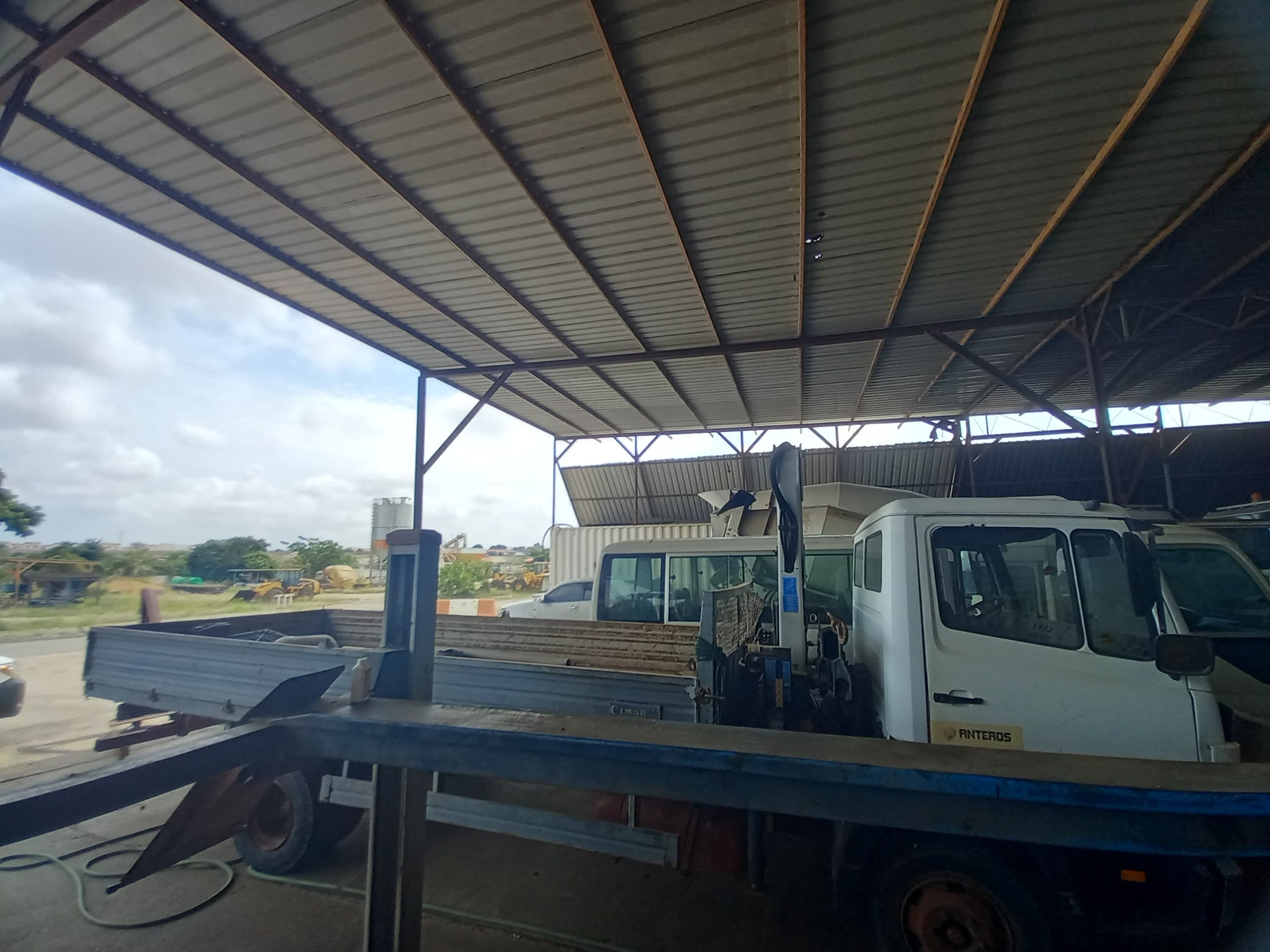 Camião Caixa Fixa c/ Braço Hidráulico da marca MERCEDES BENZ, modelo 914/42 — imagem 6